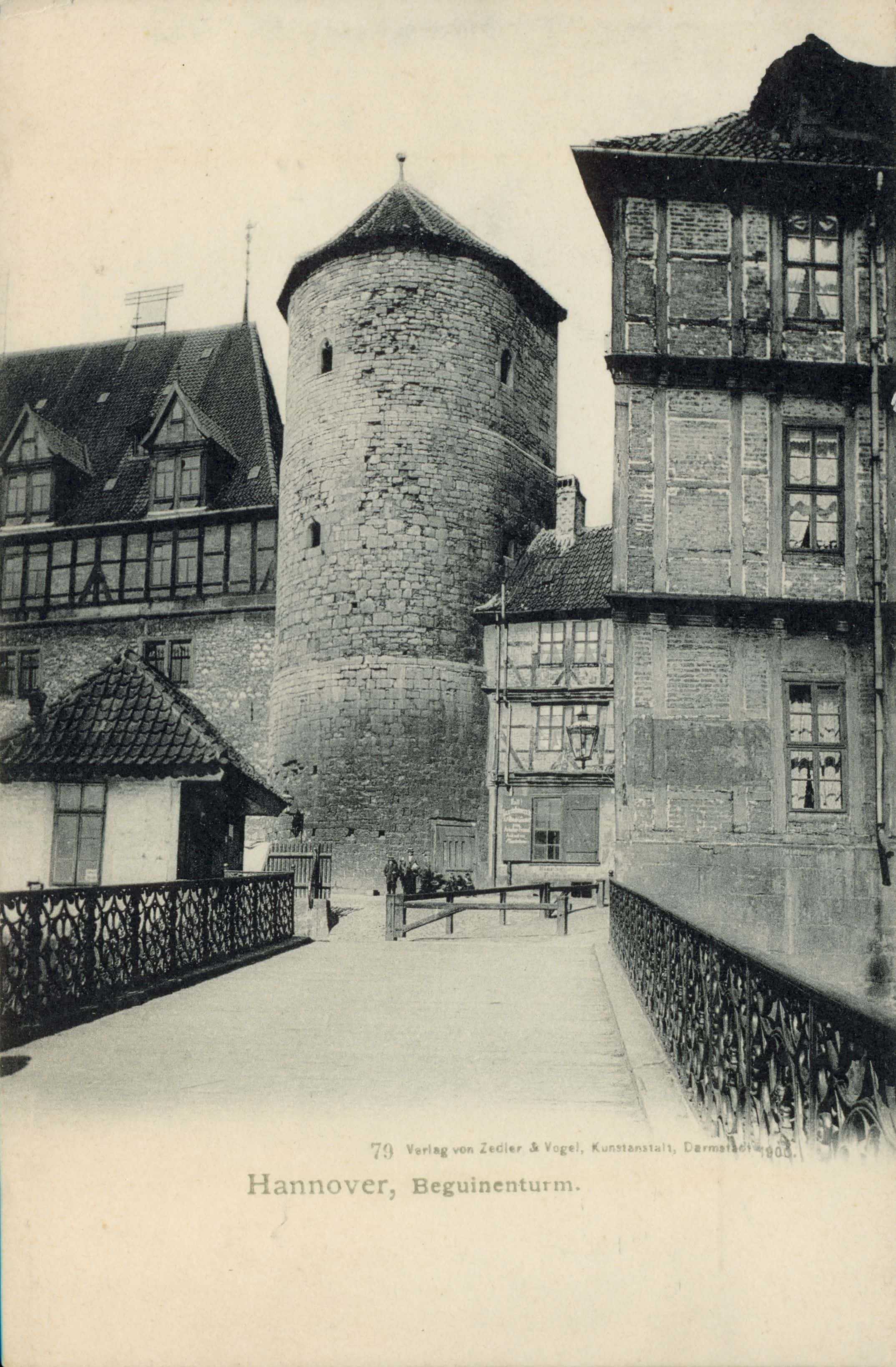 Als im 16. Jahrhundert auf der gegenüberliegenden Seite der Leine die Calenberger Neustadt entstand, verlor der Beginenturm seine Funktion als Verteidigungsturm. Er wurde eine Zeit lang als Gefängnis genutzt.