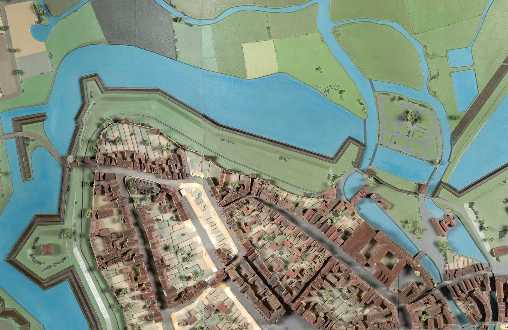 Wo heute eine mehrspurige Straße verläuft, befanden sich früher Wälle und Gräben. Hier entlang verlief die Verteidigungsanlage um die Stadt Hannover. Sie trennte Stadt und Land voneinander. Bis zum Beginn des 19. Jahrhunderts endete die Stadt hier.