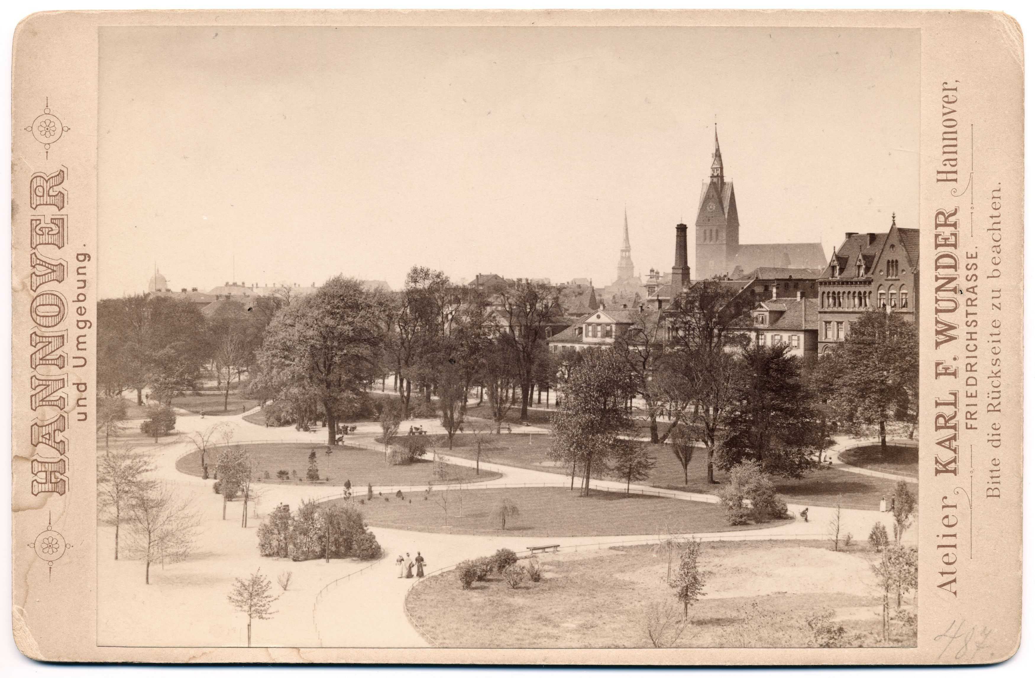 Auf der einen Seite der Friedrichsstraße befanden sich anfangs vor allem adelige Villen, auf der gegenüberliegenden Seite ein kleiner Park. Die Friedrichsstraße gehörte zu den vornehmsten Wohngegenden in Hannover.