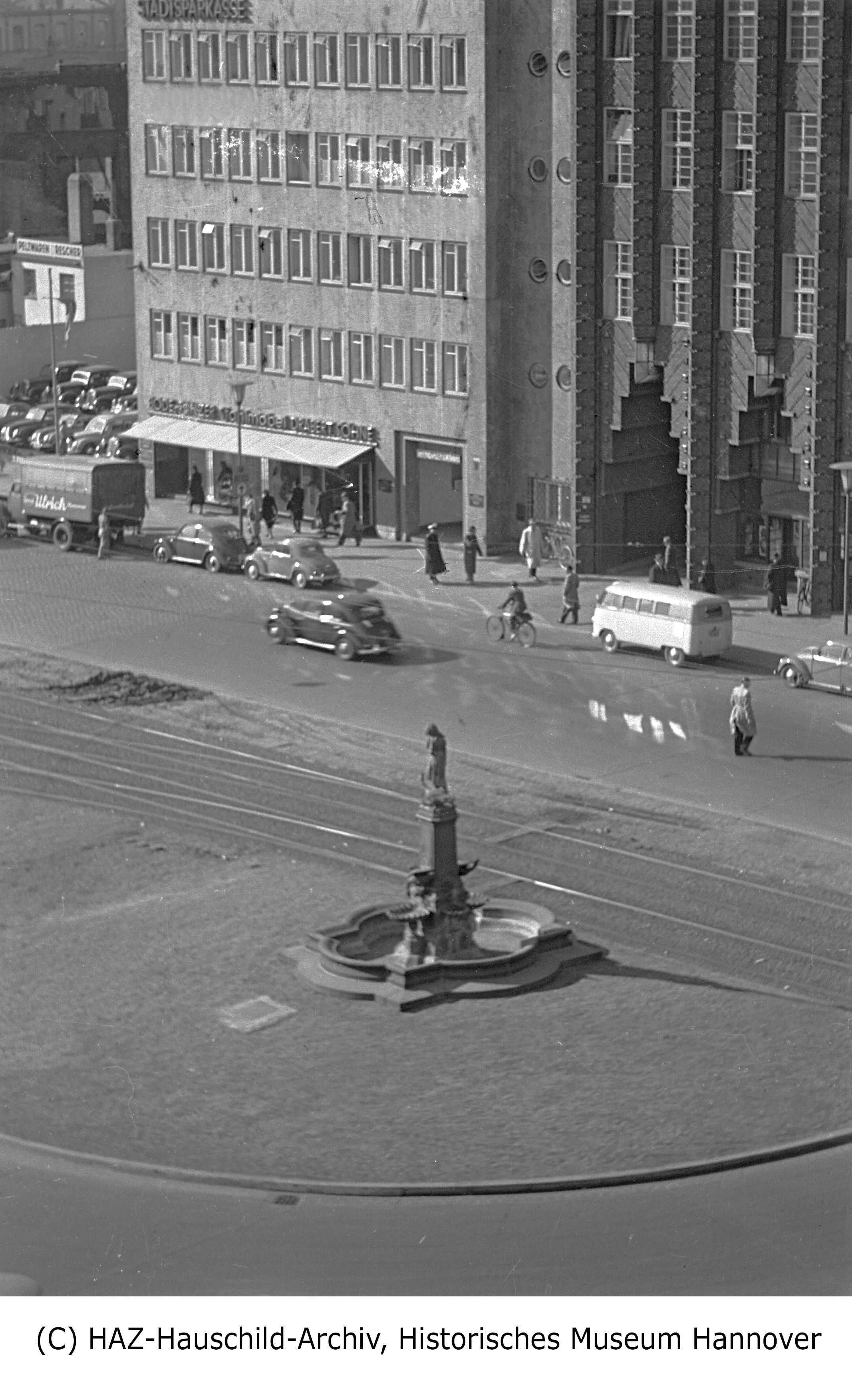 Mit Beginn der U-Bahn-Bauarbeiten am Steintor in den 80er-Jahren wurde der Brunnen von seinem Platz in der Goseriede auf den neuen Steintorplatz versetzt, wo er auch heute noch steht und bewundert werden kann.