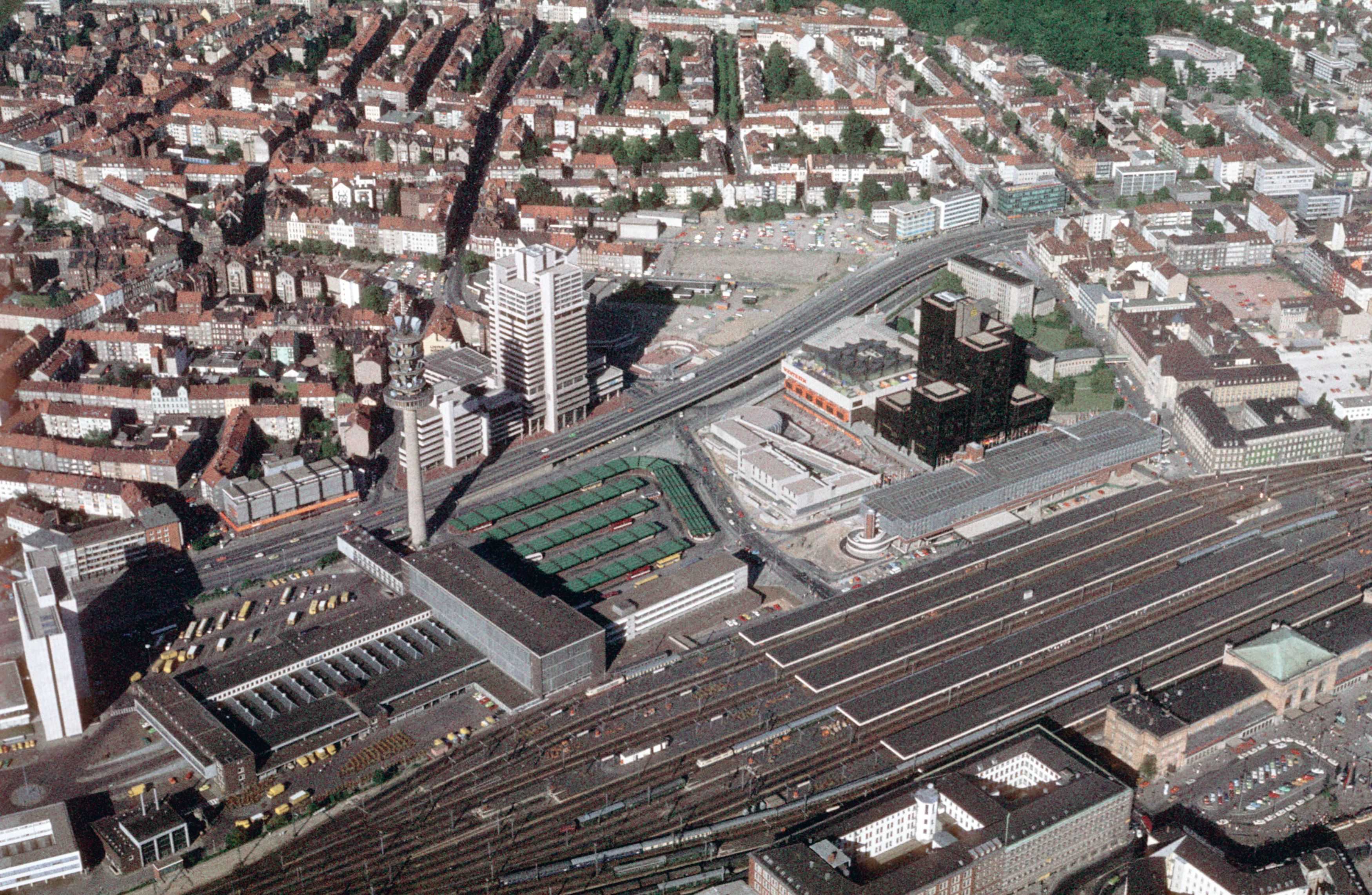 Nutzungsprobleme gab es allerdings schon kurz nach der Fertigstellung des Gebäudes, die sich bis heute hinziehen. Fun Fact: Das Hochhaus diente früher der Tatort-Serie als Drehort. Dort war das fiktive Landeskriminalamt Niedersachsen als Arbeitsplatz der Kommissarin Lindholm untergebracht, bevor das Gebäude der Nord/LB am Aegidientorplatz diese Funktion übernahm.