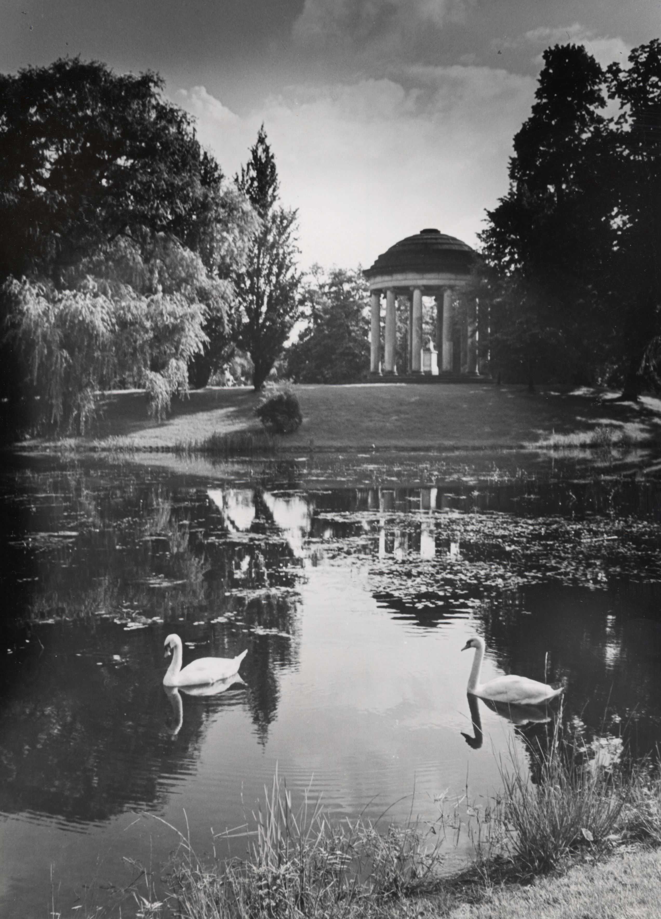 Im Georgengarten befindet sich der Leibniztempel auf einer erhöhten Halbinsel in der Nähe eines kleinen Teichs. Dieser idyllische Anblick war und ist ein beliebtes Fotomotiv. Auch nach dem Krieg lud der Georgengarten mit dem Denkmal zu Spaziergängen und entspannenden Aufenthalten ein.