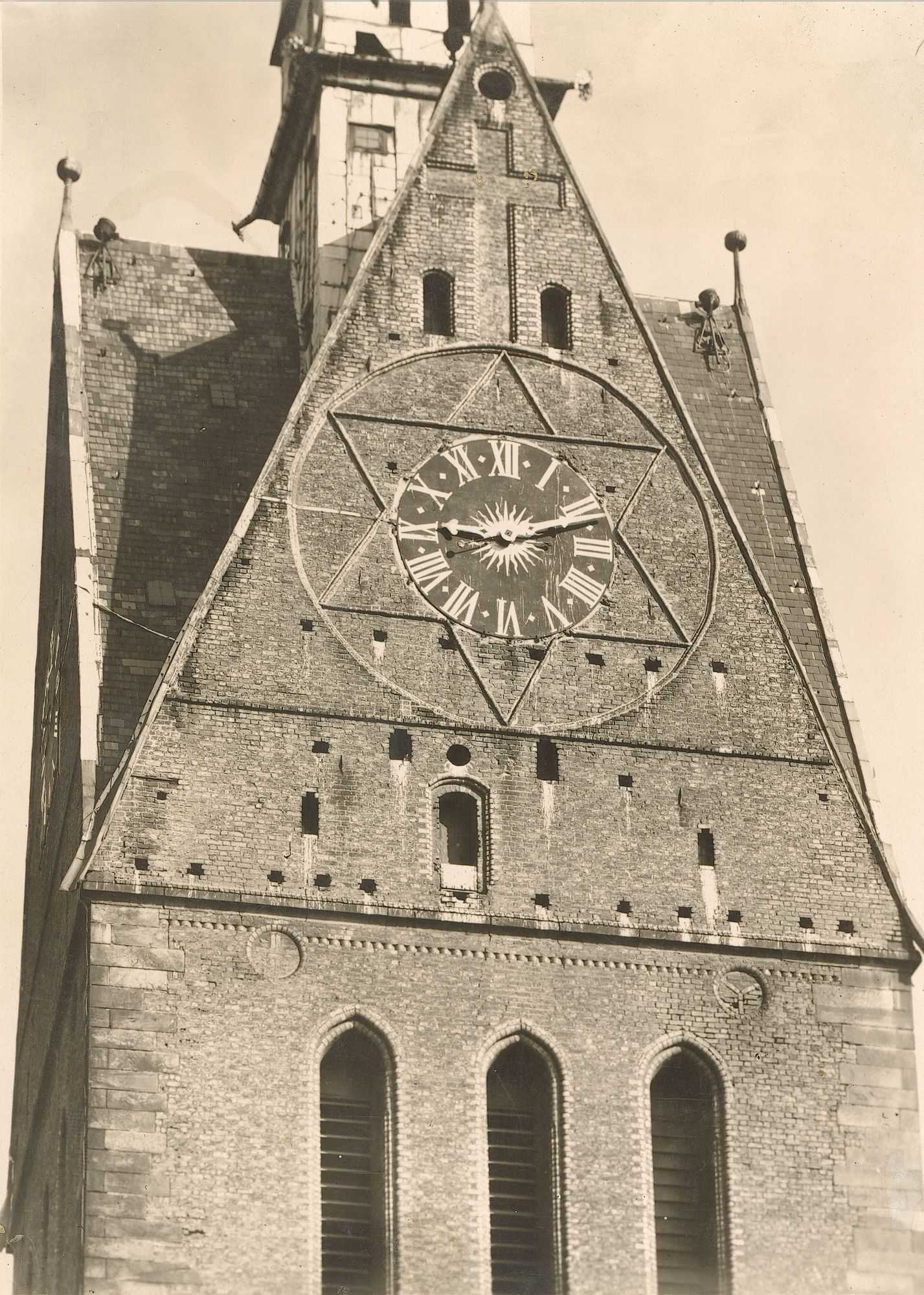 Auf zwei Seiten des Turms ist ein Hexagramm bzw. ein Davidstern abgebildet, der im 14. Jahrhundert eine baukünstlerische und keine religiöse Bedeutung hatte. Mit dem sechszackigen Stern zeigte der Baumeister, dass er etwas von seinem Handwerk verstand.