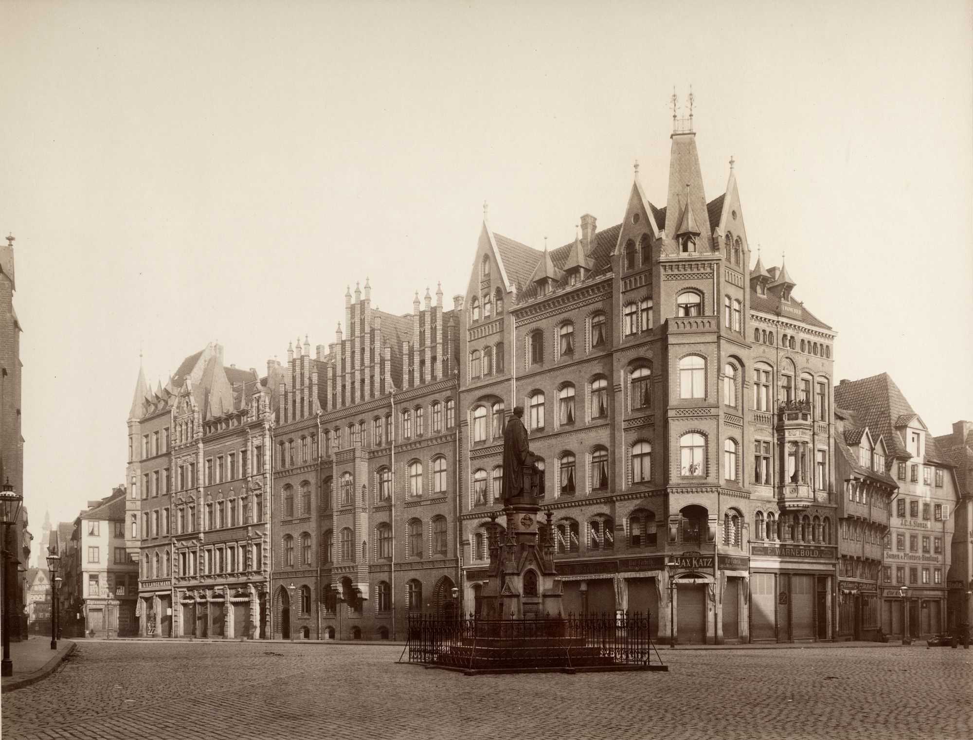 Das Bödeker-Denkmal wurde 1880 von Carl Dopmeyer an der Turm-Nordseite der Marktkirche Hannover zu Ehren des Marktkirchen-Pastors und Wohltäters Hermann Wilhelm Bödeker (1799 – 1875) errichtet.