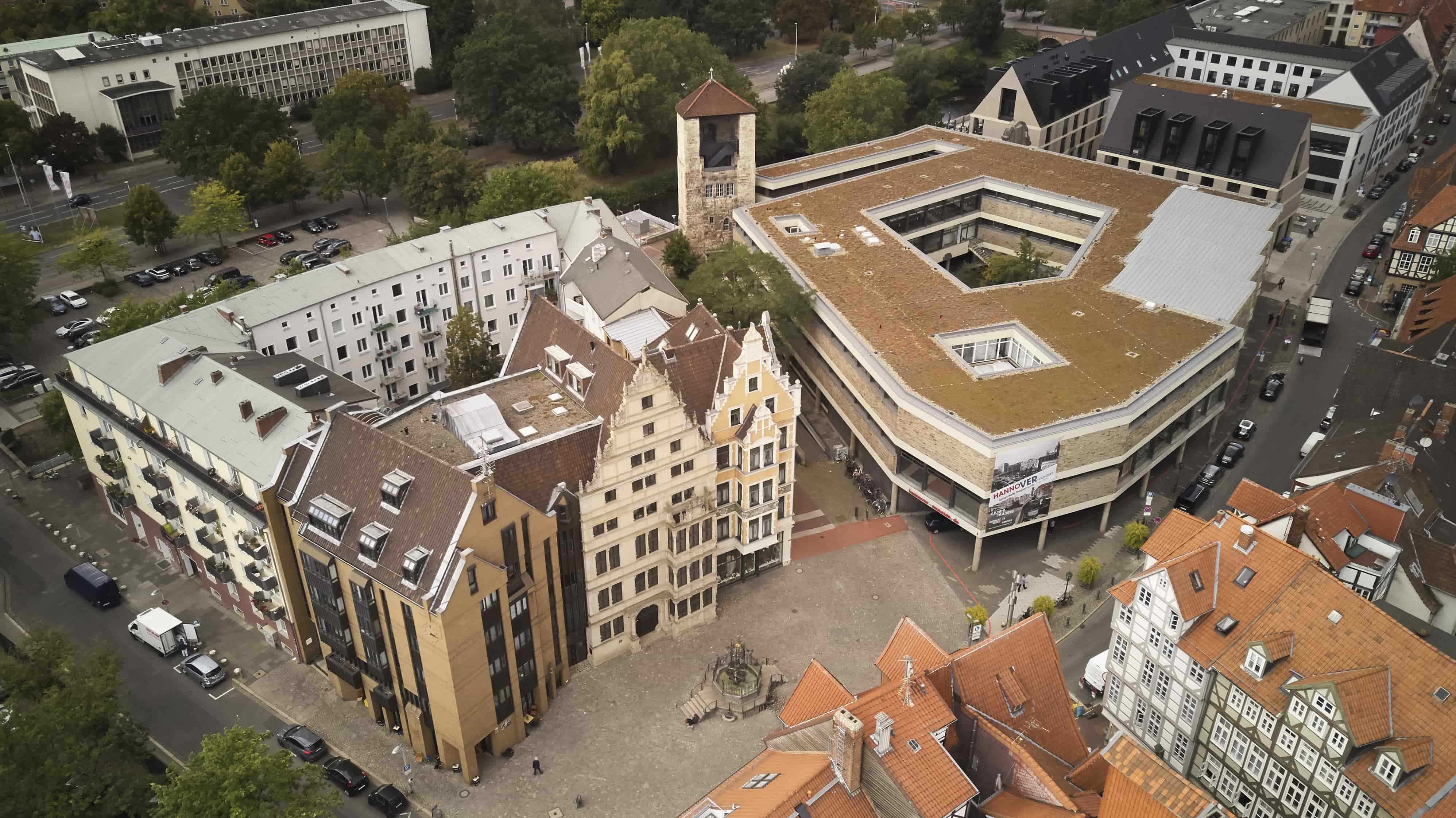 Heute ist das Gebiet rund um den Holzmarkt durch seine vielen Geschäfte, Kneipen, Restaurants und Cafés belebt. Auch finden in und auf den historischen Straßen und Plätzen Teile des Weihnachtsmarktes statt.