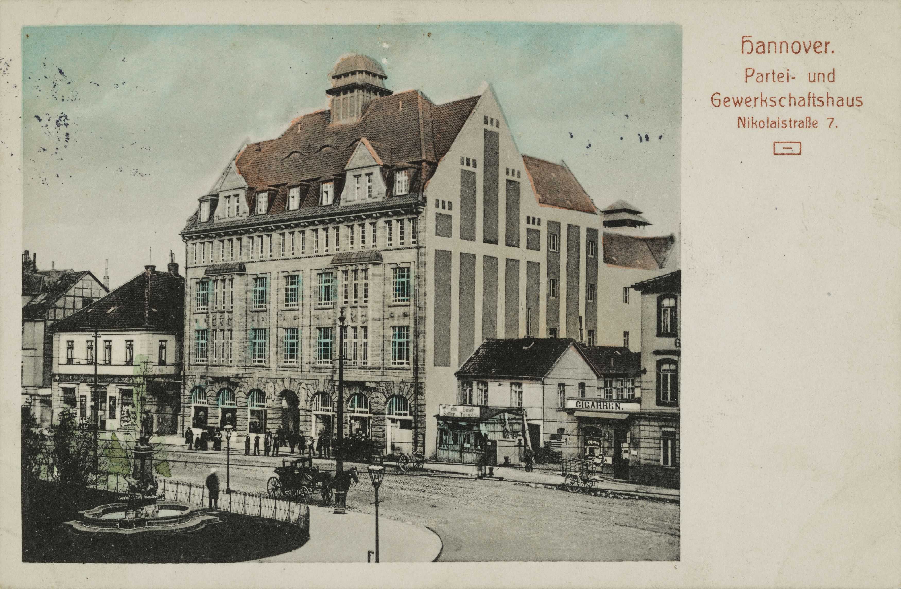 Als Gewerkschaftshaus im Jahr 1910 erbaut, wurde das Gebäude schnell zum Zentrum der Arbeiterbewegung in Hannover. Mit dem repräsentativen Bau mitten in der Stadt drückte sich die wachsende Bedeutung und der wachsende Anspruch der Arbeiterbewegung aus. Ursprünglich wurde das Haus von einem kupfernen Uhrturm gekrönt.