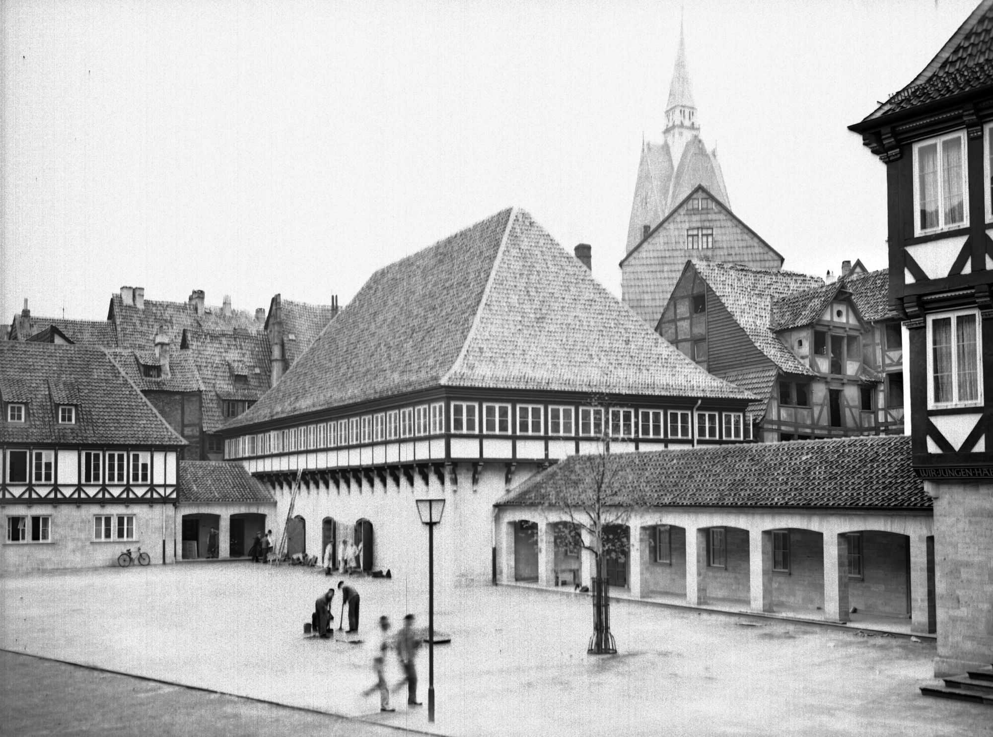 Noch vor Kriegsbeginn ist dieser Abschnitt der Altstadtsanierung abgeschlossen. Nun wohnen in der Umgebung des Ballhofplatzes vor allem städtische Beamte und Angestellte.