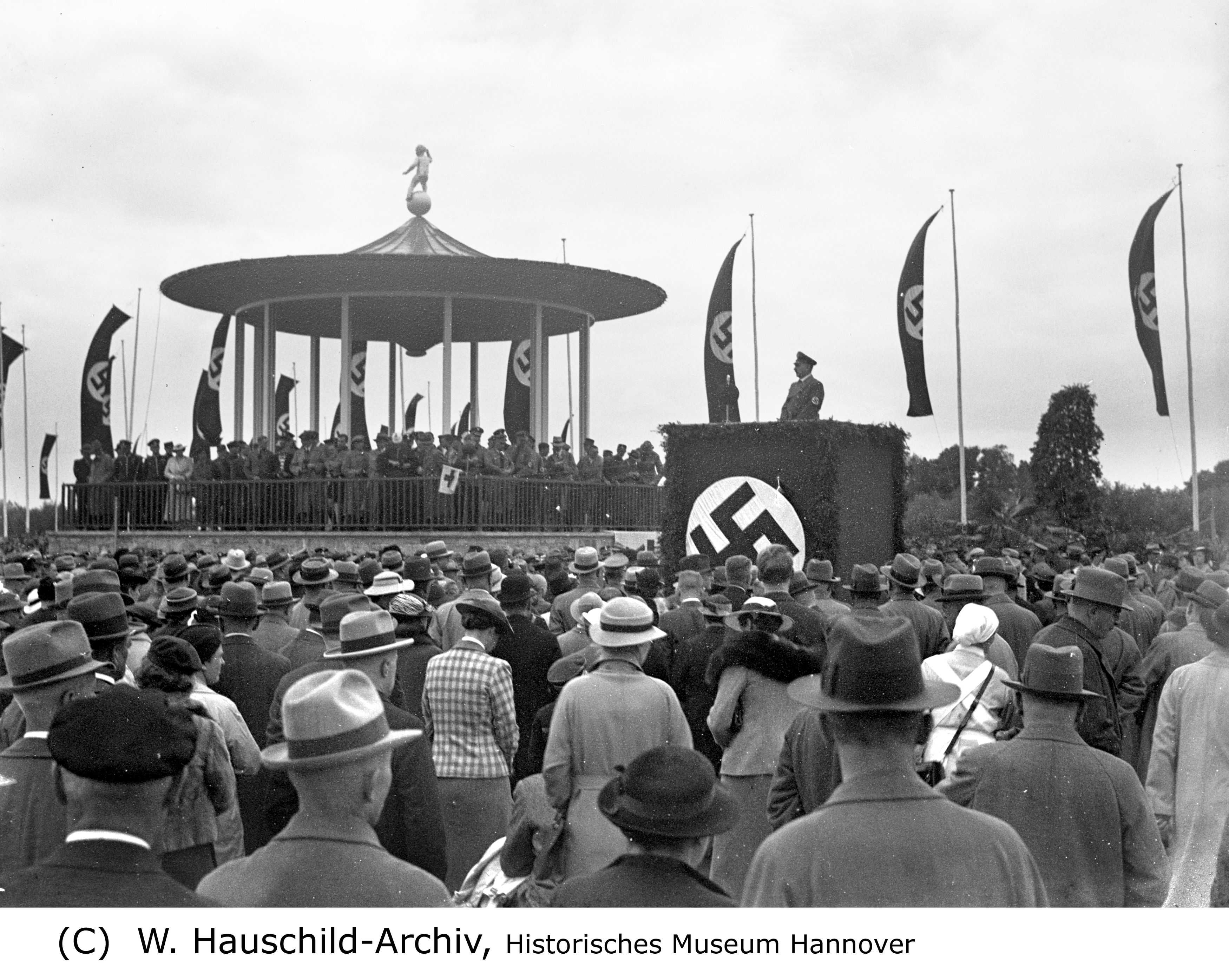 Am 21.5.1936 wurde der Maschsee eingeweiht. Der damalige Oberbürgermeister Arthur Menge (1884-1965) sprach von einer „Gemeinschaftsarbeit verschiedener Zweige der Stadtverwaltung“, was als Distanzierung von der nationalsozialistischen Interpretation gelesen werden kann.