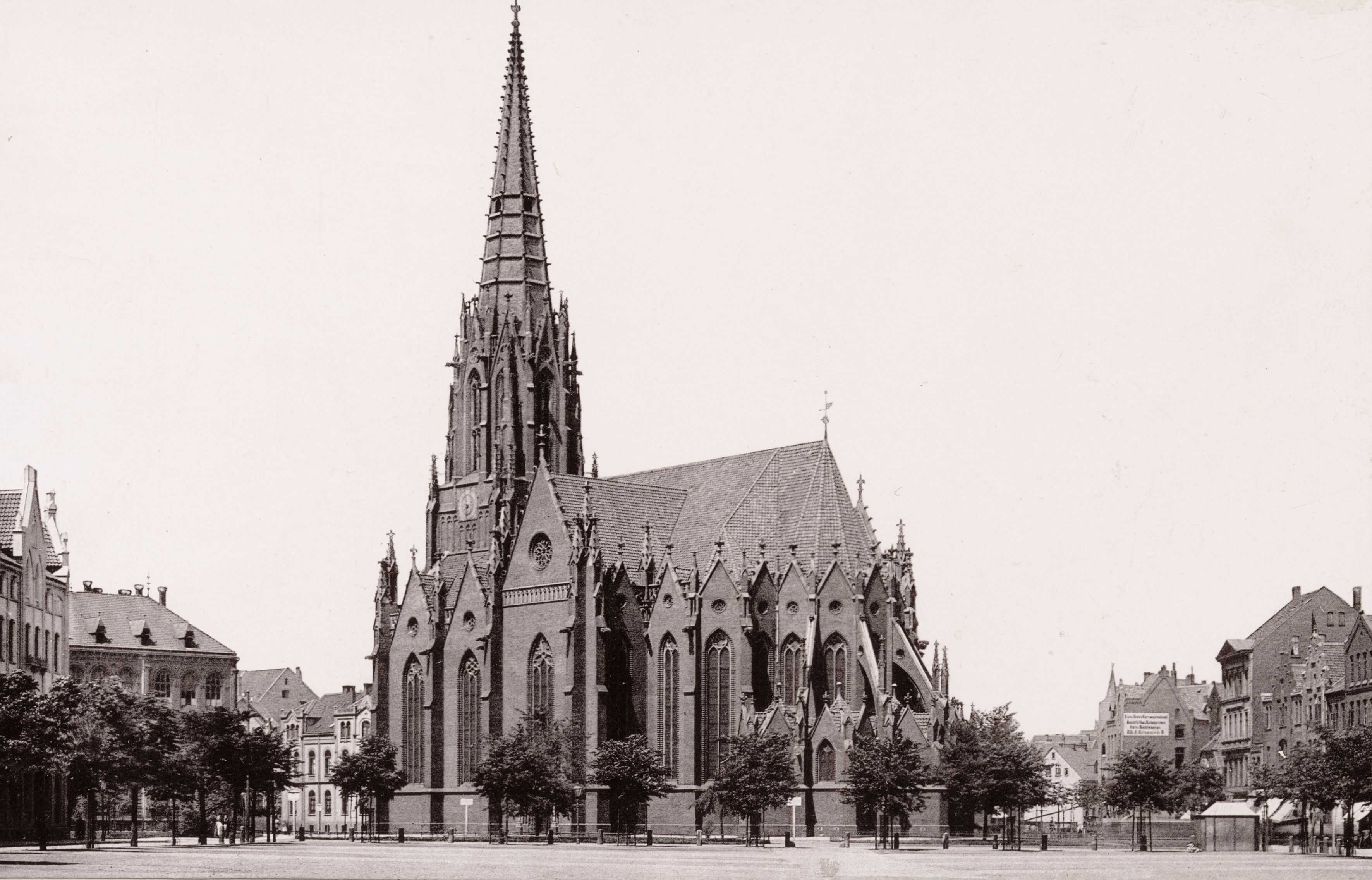 Nördlich vom Klagesmarkt befindet sich die Christuskirche. Ihr Entwurf stammt vom hannoverschen Baurat und Professor der Baukunst Conrad Wilhelm Hase (1818-1902) und ist in dessen typischem Stil, der Neogotik, erbaut. 1864 wurde die dreischiffige Halle mit Querschiff aus rotem Ziegelstein eingeweiht. Die Skulpturen an den Portalen stammen von Bildhauern der Kölner Dombauhütte.