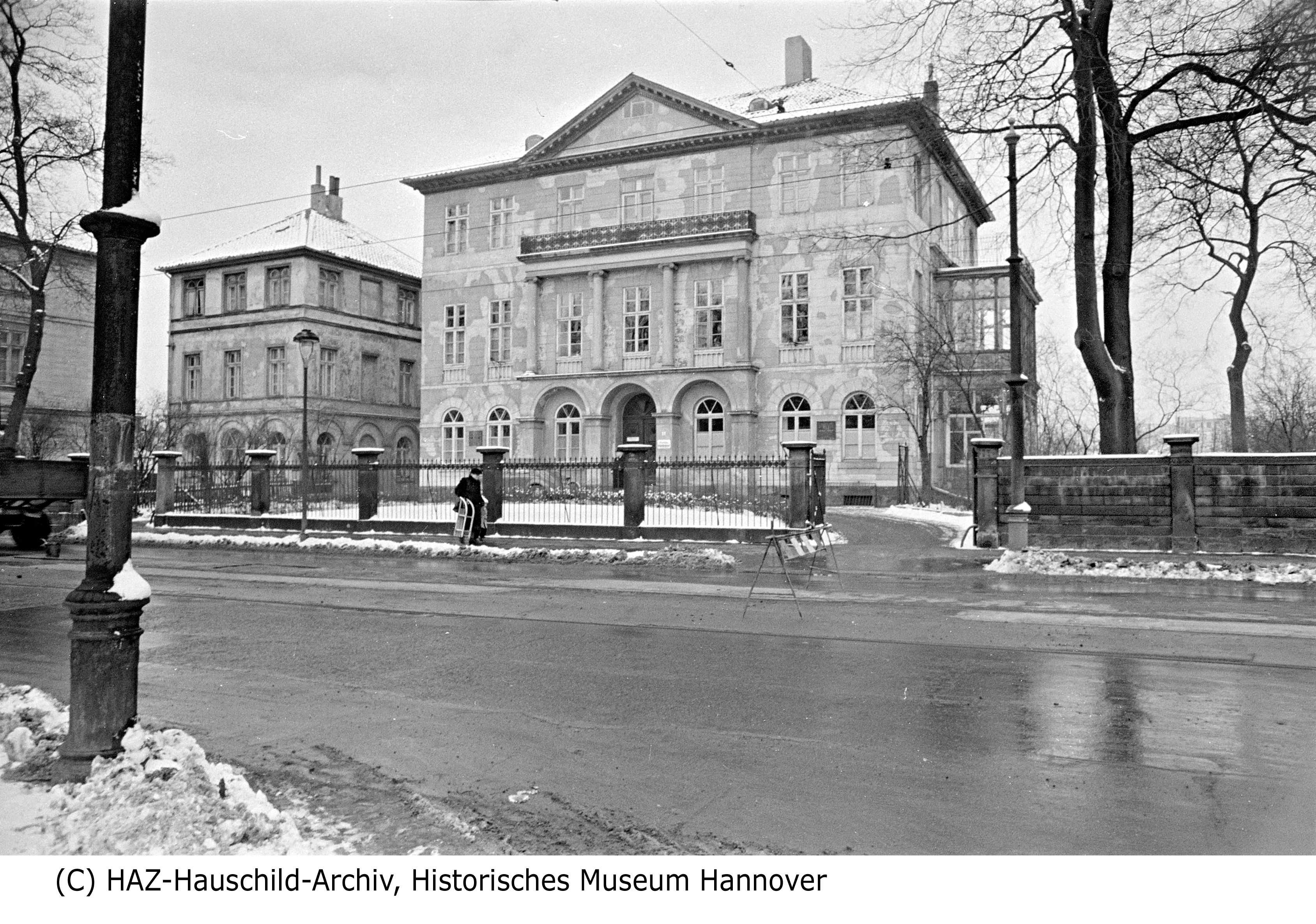 1996 erwarb die Architektenkammer Niedersachsen das Haus und hat seit 1998 hier auch ihren Sitz. In den Jahren 1997-99 wurden das Gebäude und die Gartenanlagen gemäß dem Denkmalschutz nah an den Originalplänen restauriert; im Haus sind noch einige der ursprünglichen Dekorationselemente erhalten.