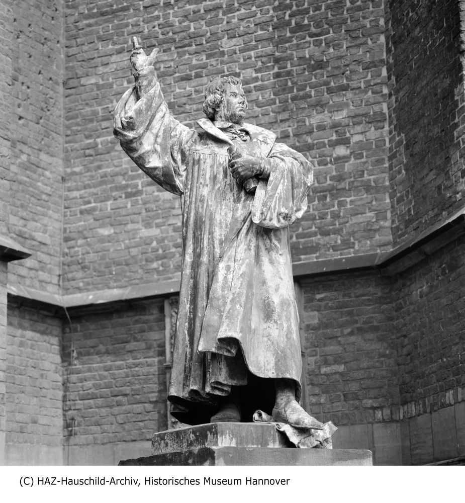 Luther gilt als Urheber der Reformation, während Herzogin Elisabeth und Herzog Ernst I. wichtige Wegbereiter der Reformation in den welfischen Herzogtümern waren. 1941 sollten die Statuen zu Kriegszwecken eingeschmolzen werden, nur die Lutherstatue hat überlebt und wurde 1952 wieder aufgestellt. Heute steht es an einem weniger exponierten Ort als bei der erstmaligen Aufstellung, zu welcher das Denkmal weiter auf dem Marktplatz und ein Stück näher am Alten Rathaus stand. Heute trägt der Sockel als Inschrift Geburts- und Todesjahr Luthers: 1483 – 1546.