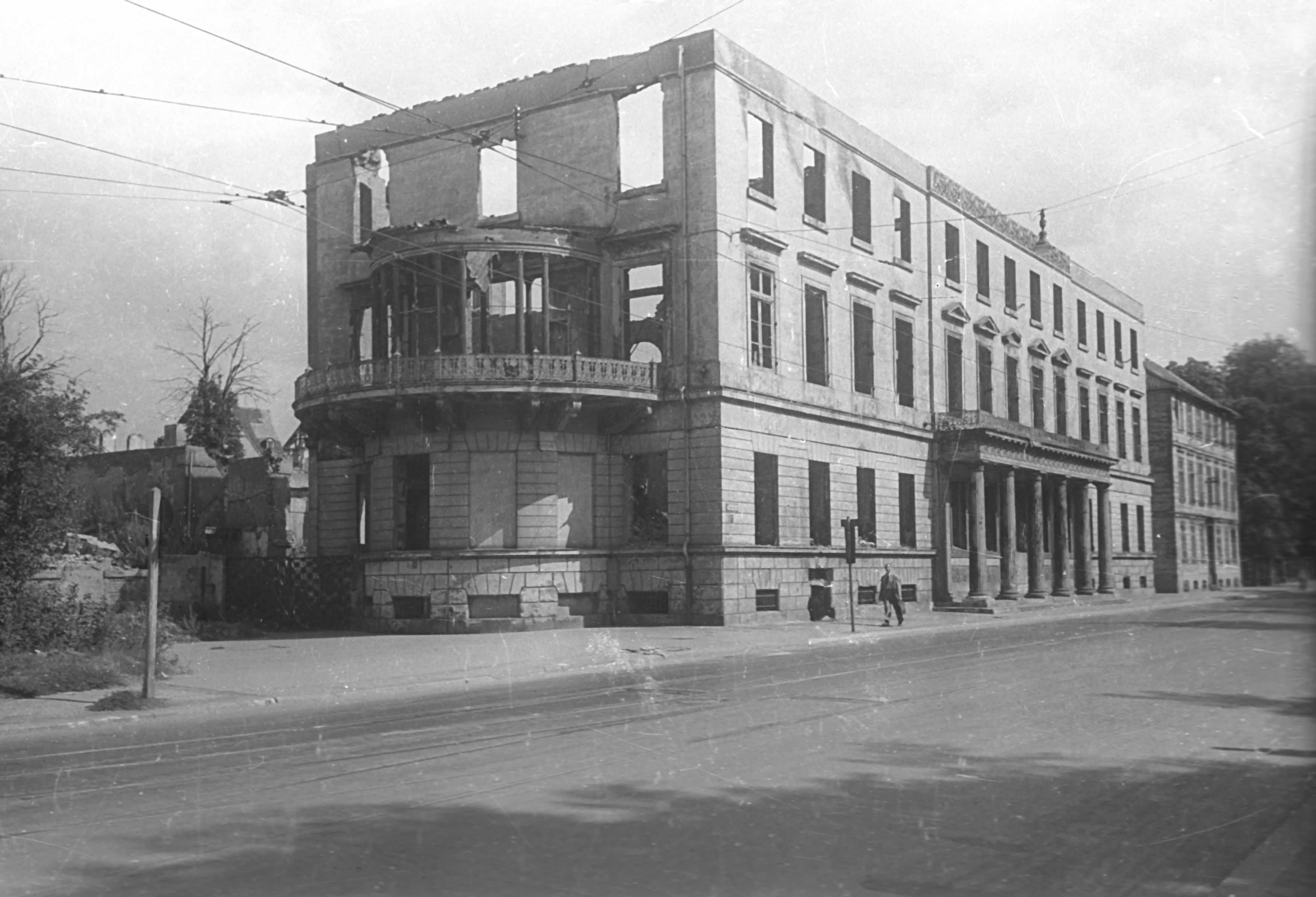 Wie viele andere Gebäude in der Innenstadt wurde das Wangenheimpalais durch die Bomben des Zweiten Weltkrieges stark beschädigt.