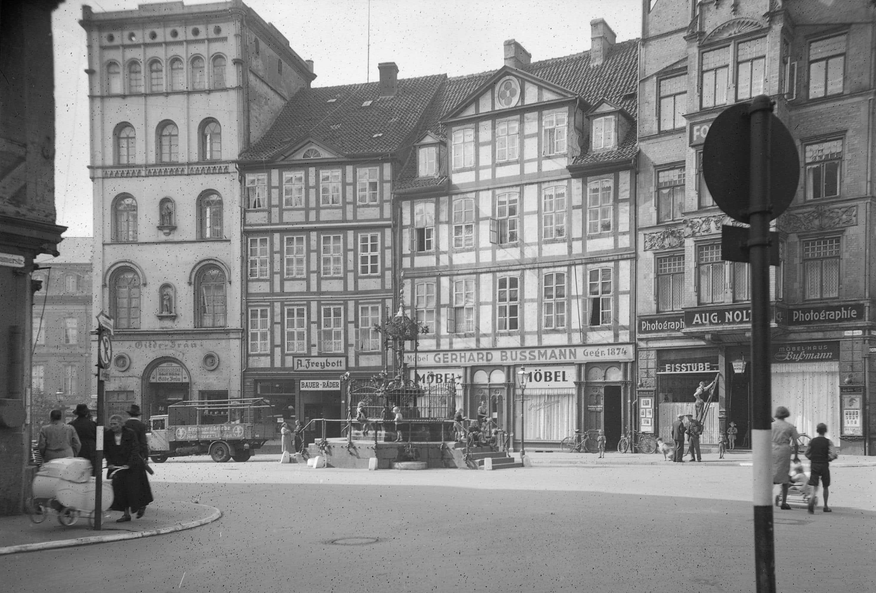 Der Holzmarkt verbindet die Burgstraße mit der Leinstraße und ist einer der ältesten Plätze in Hannover. Die unterschiedlichen Ladengeschäfte und die darüberliegenden Wohnungen belebten den Platz mit Einkäufern und Anwohnern.