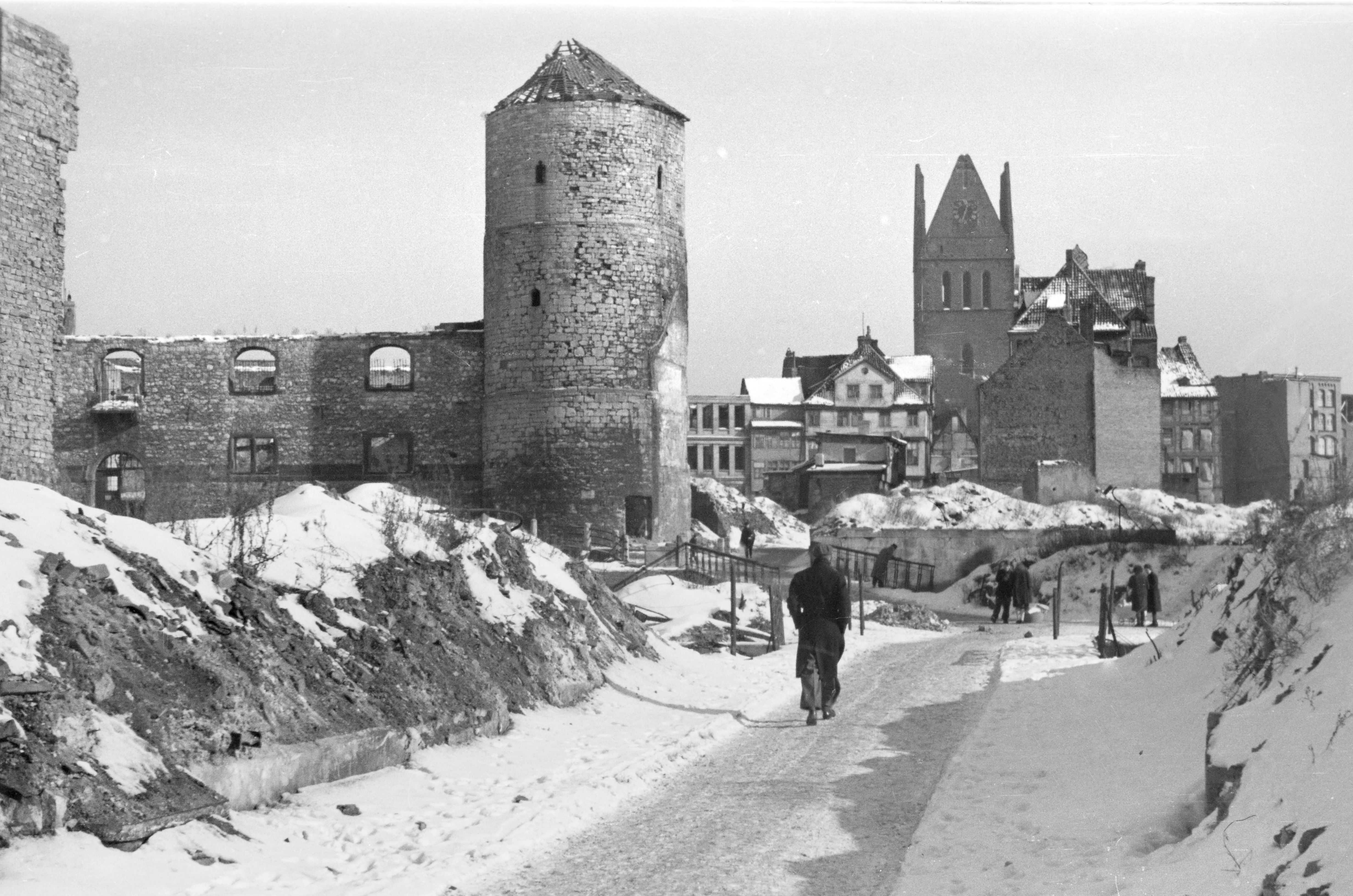 Nach und nach wurden die Trümmer des Beginenturms und des umliegenden Stadtviertels aufgeräumt.