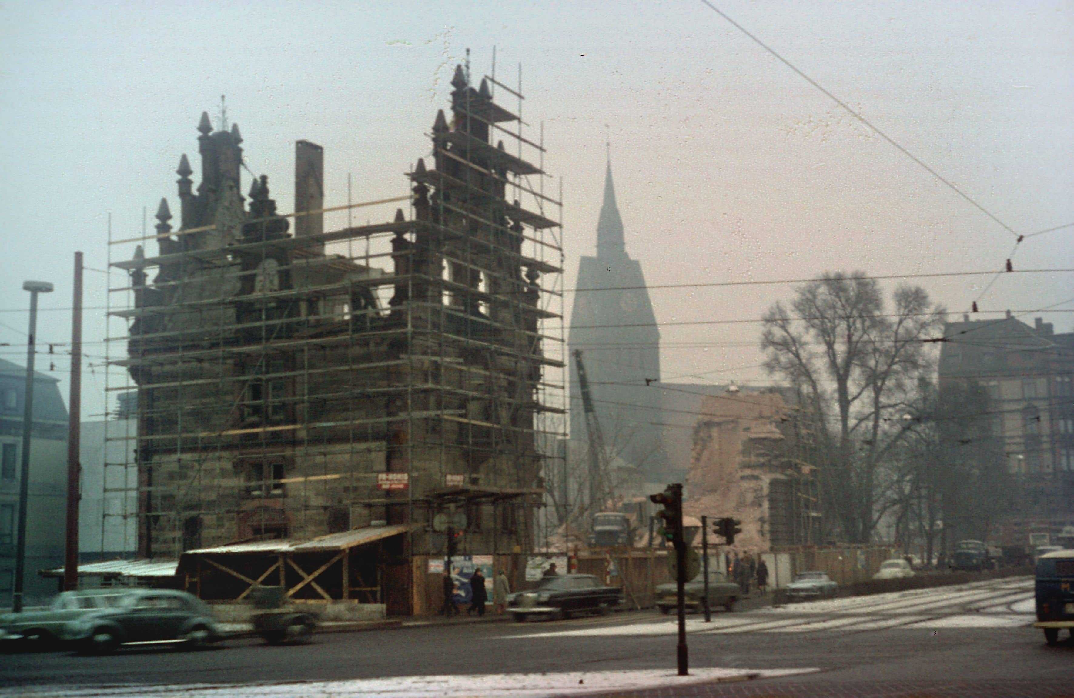 Trotz heftiger Proteste wurde die prunkvolle Flusswasserkunst allerdings 1964 abgerissen. Sie stand der Umgestaltung des Landtages neben dem Leineschloss im Weg.