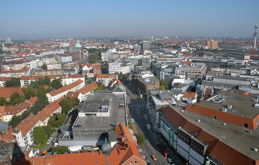 Der Stadtteil Steintor zieht durch seine vielen unterschiedlichen Geschäfte und Diskotheken vor allem Abends und am Wochenende zahlreiche Besucher an.