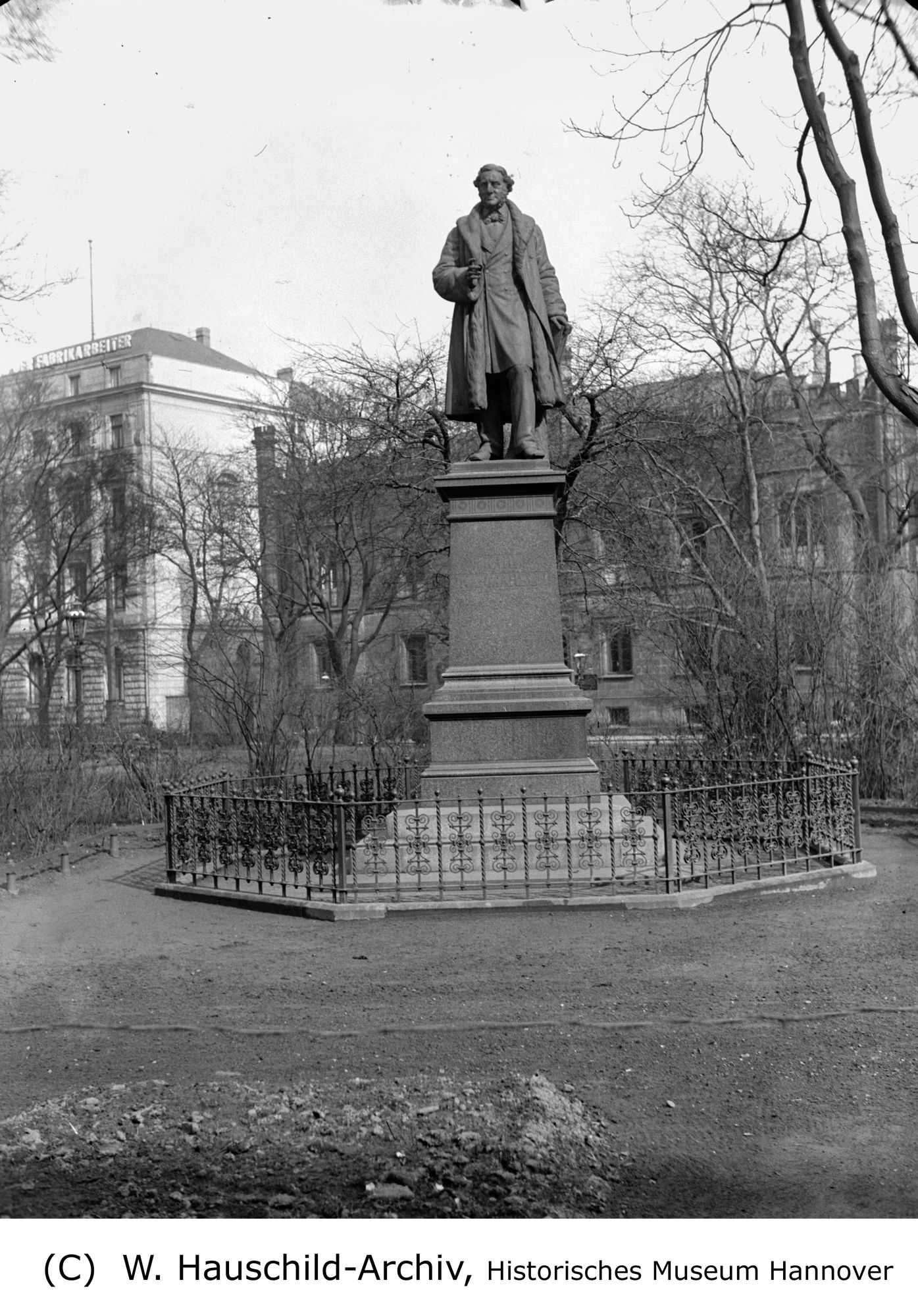 Das Karmarschdenkmal wurde 1883 von Oskar Rassau und Heinrich Köhler am heutigen Standort in der Georgstraße errichtet und besteht aus Bronze. Karl Karmarsch war Technologe und Professor an der damaligen Polytechnischen Schule in Hannover. Wie auf dem Bild zu sehen, war das Denkmal zur Zeit seiner Errichtung noch von einem Zaun umgeben, der heute nicht mehr steht.