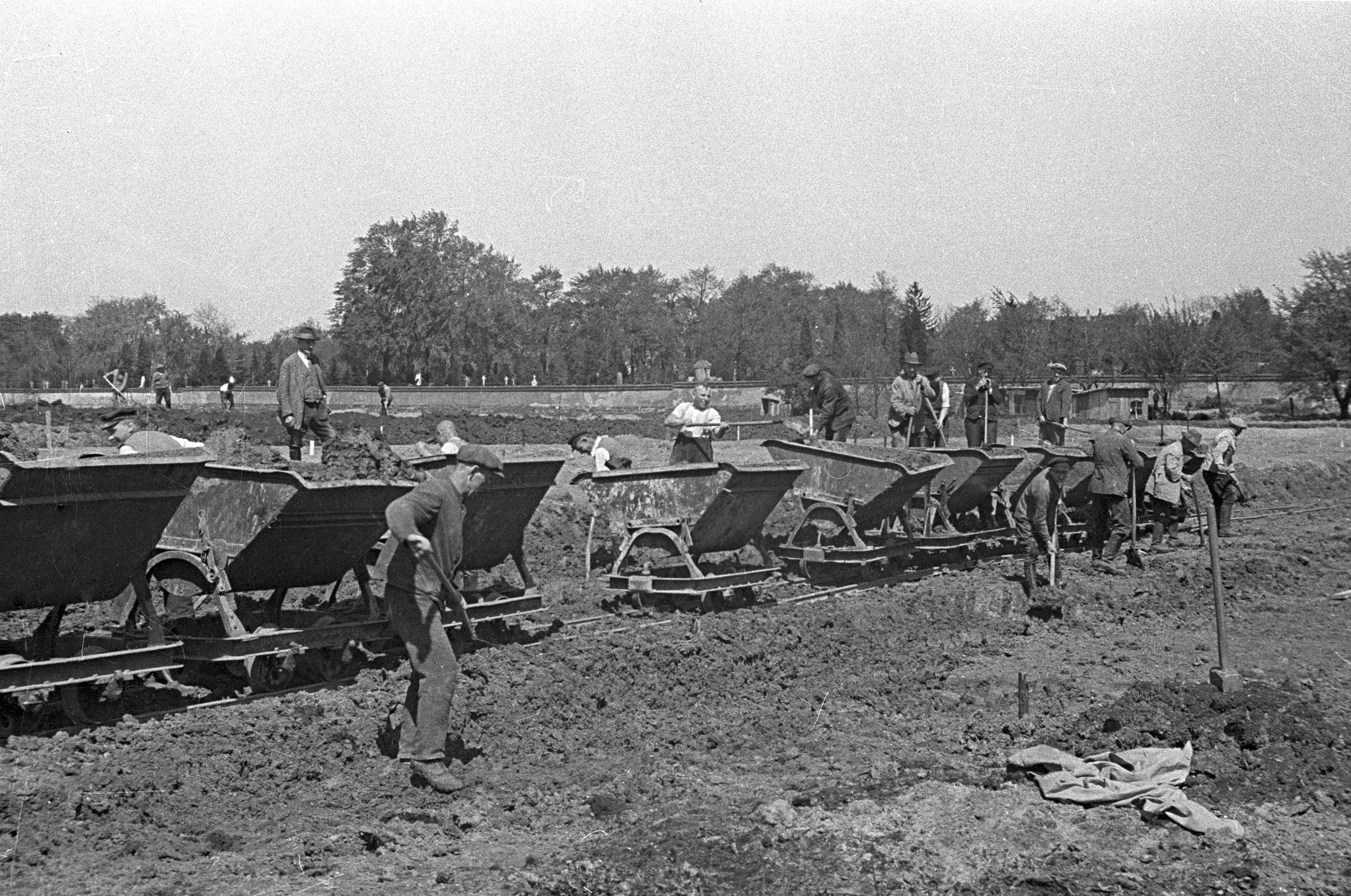 Der Bau des Sees wurde durch das NS-Regime als Arbeitsbeschaffungsmaßnahme für seine Zwecke genutzt. Von 1934-1936 wurden tausende arbeitslose Menschen mit wenig maschineller Unterstützung für das Projekt herangezogen.
