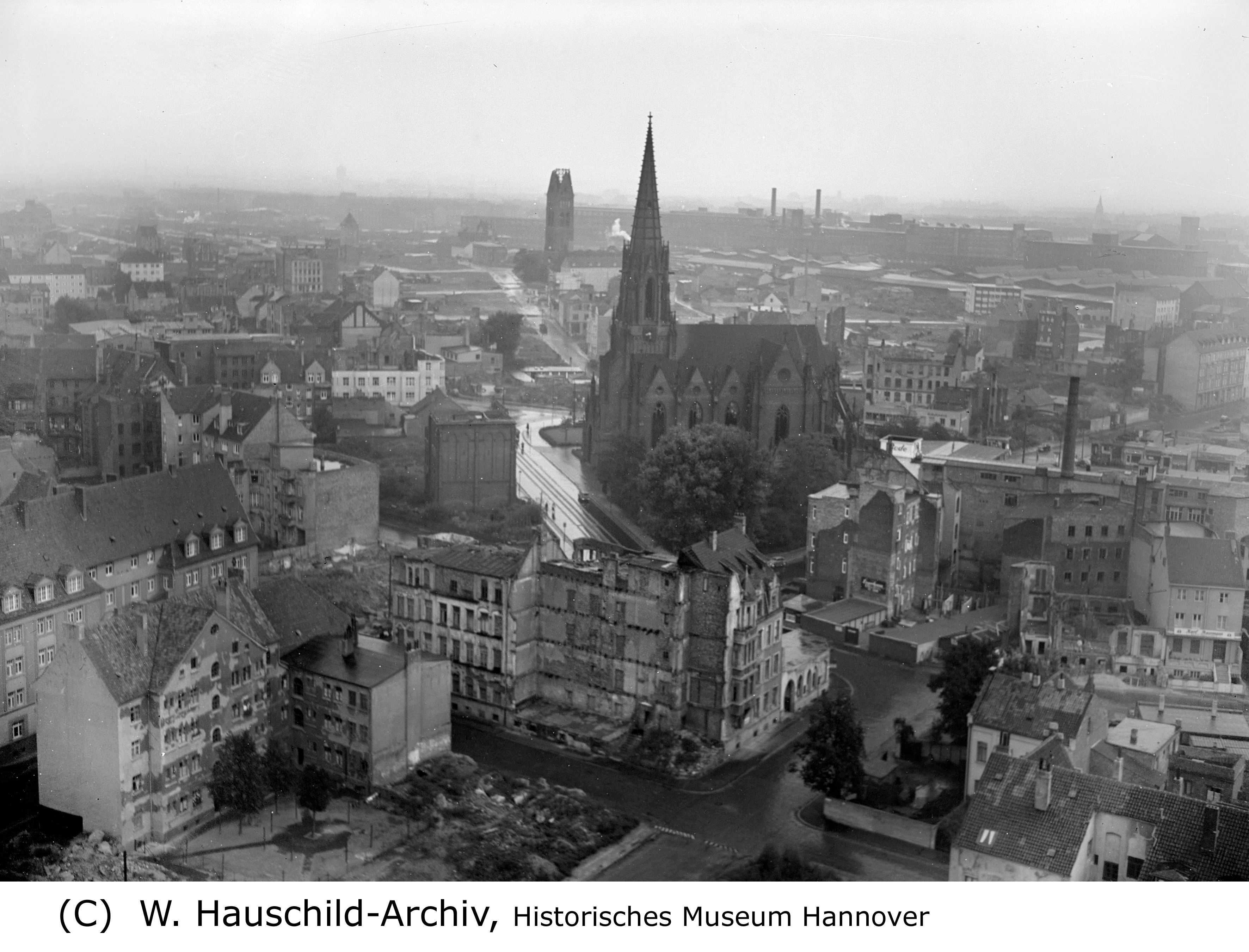 Im 2. Weltkrieg wurde der Bau schwer beschädigt. Aus Geldmangel wurden die Schäden zunächst provisorisch ausgebessert und die Bauarbeiten zur Restaurierung verliefen über Jahrzehnte nur in Schüben. Erst in den 1980er Jahren erfolgten „ordentliche“ Restaurationsarbeiten nach Originalplänen. Somit befand sich das Gebäude in der zweiten Hälfte des 20. Jahrhunderts fast ständig im Bau.