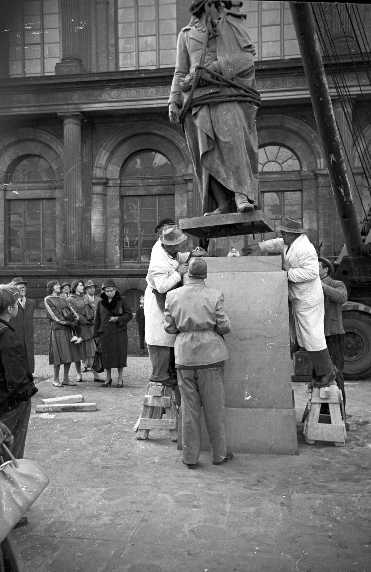 Bis 1943 stand das Denkmal vor dem ehemaligen Ratsgymnasium am Georgsplatz. Nach der Zerstörung der Schule im Zweiten Weltkrieg wurde das Denkmal 1955 von der Stadt eingelagert. 1959 bis 1983 stand das Denkmal an der Rückseite des Opernhauses.