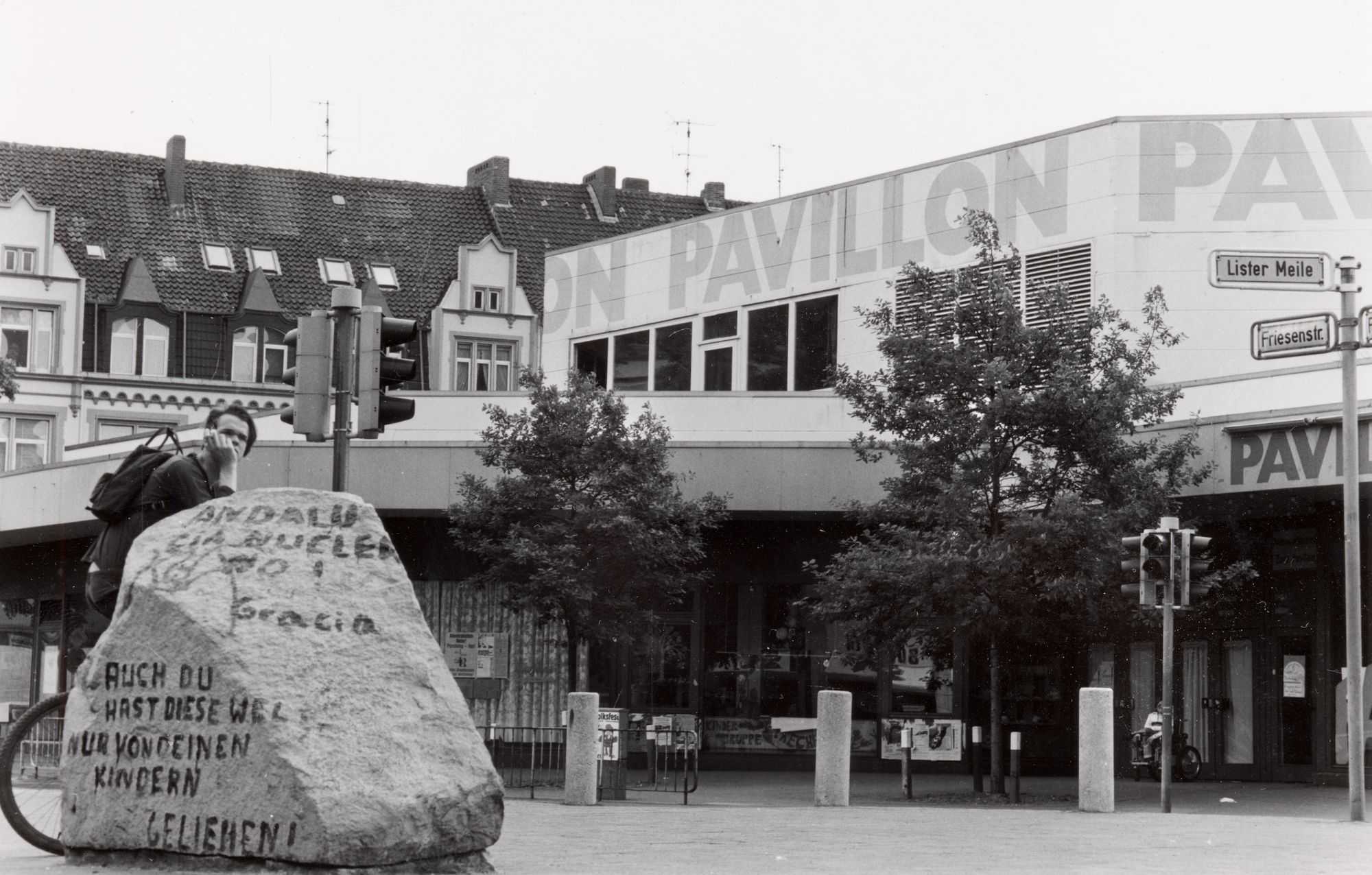Der Pavillon war damals wie heute einer der zentralen politisch-kulturellen Orte Hannovers und eine wichtige Sammel- und Verpflegungsstelle für die Demonstrierenden während des Gorleben-Trecks.