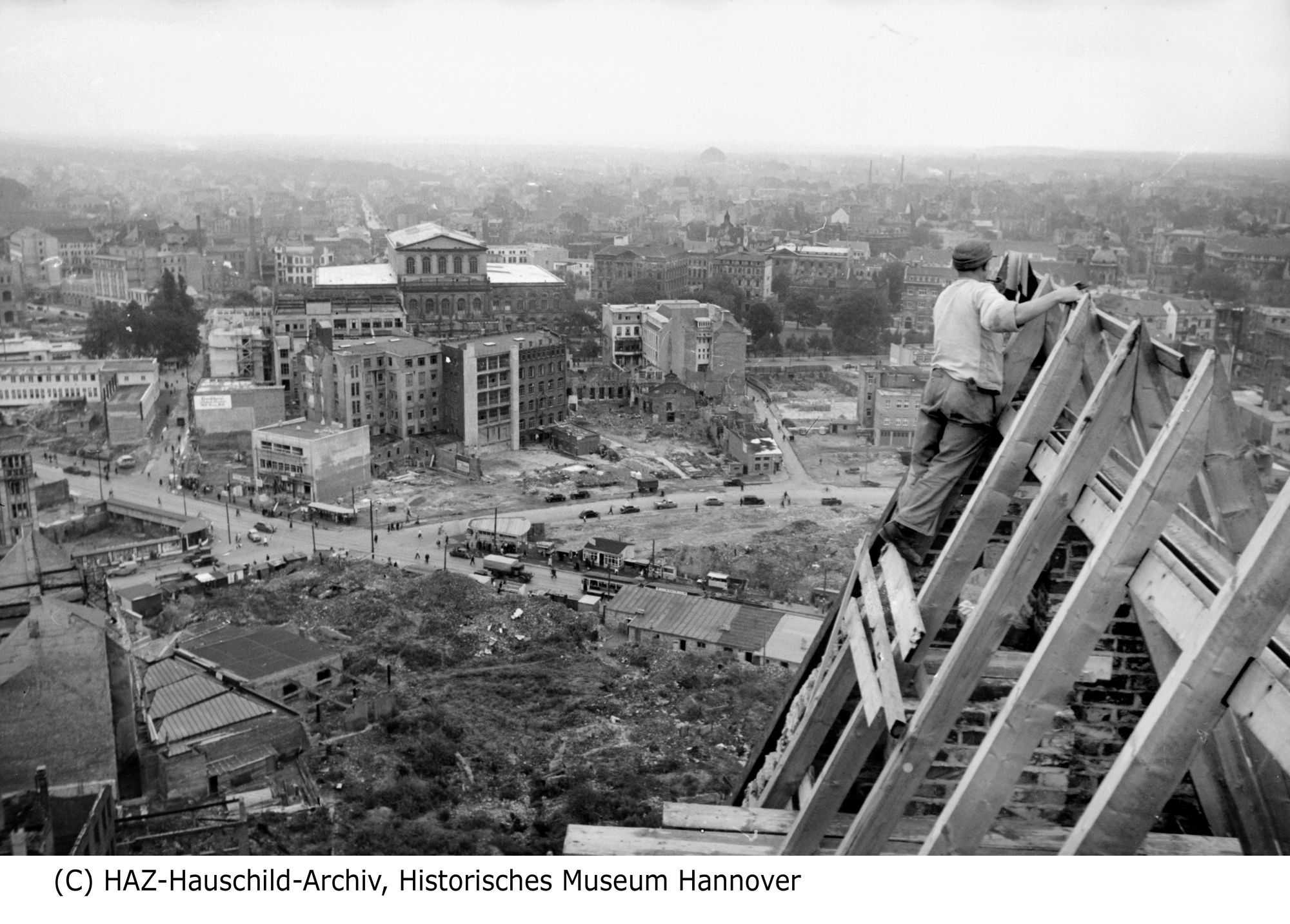 Der Wiederaufbau erfolgte von 1946 bis 1952 unter der Leitung des Architekten Dieter Oesterlen.