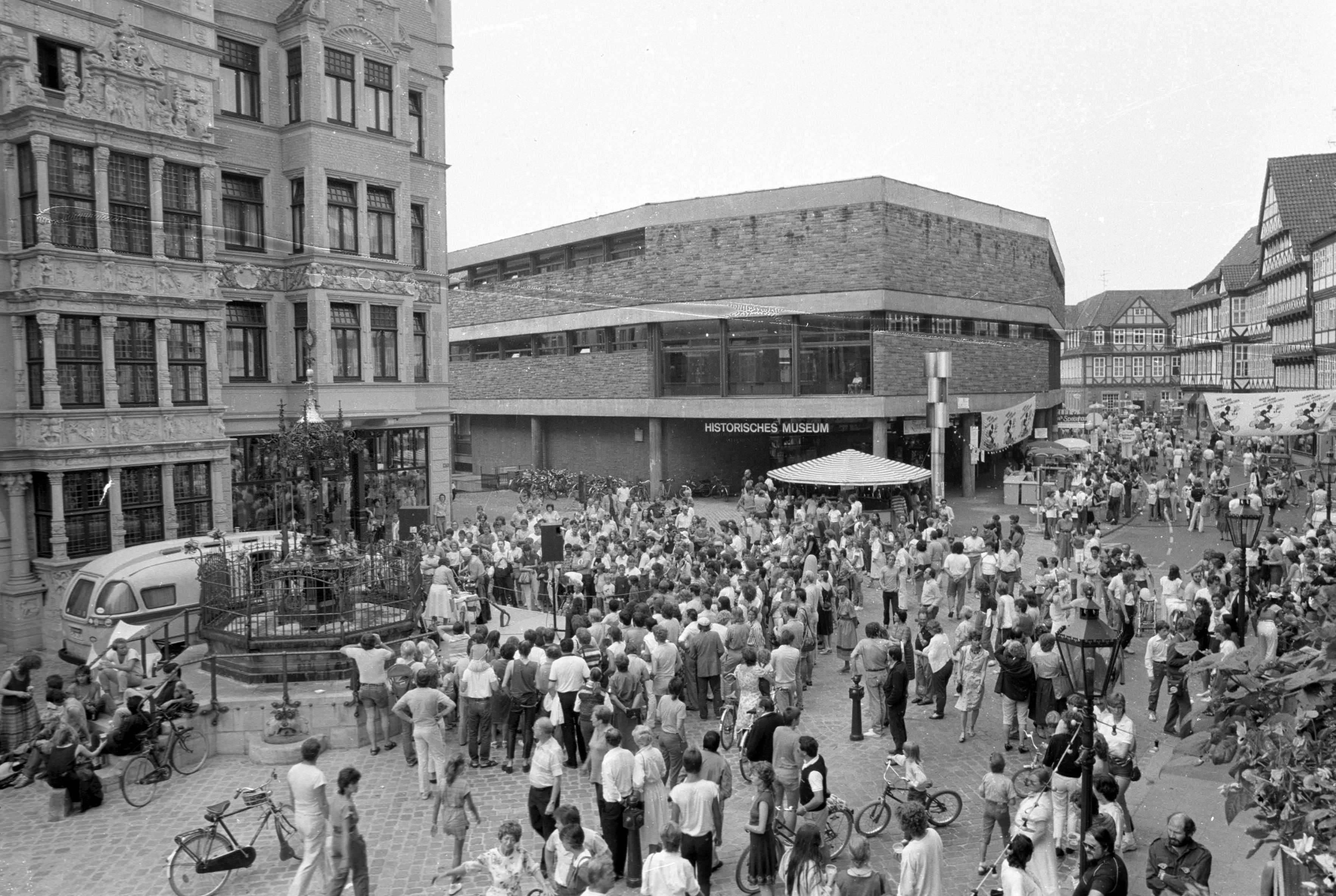 Der Platz am Holzmarkt wurde gerne für Feierlichkeiten genutzt. Auf diesem Foto findet gerade das Altstadtfest statt. Zahlreiche Besucher und Neugierige sind gekommen, um der Feier beizuwohnen.