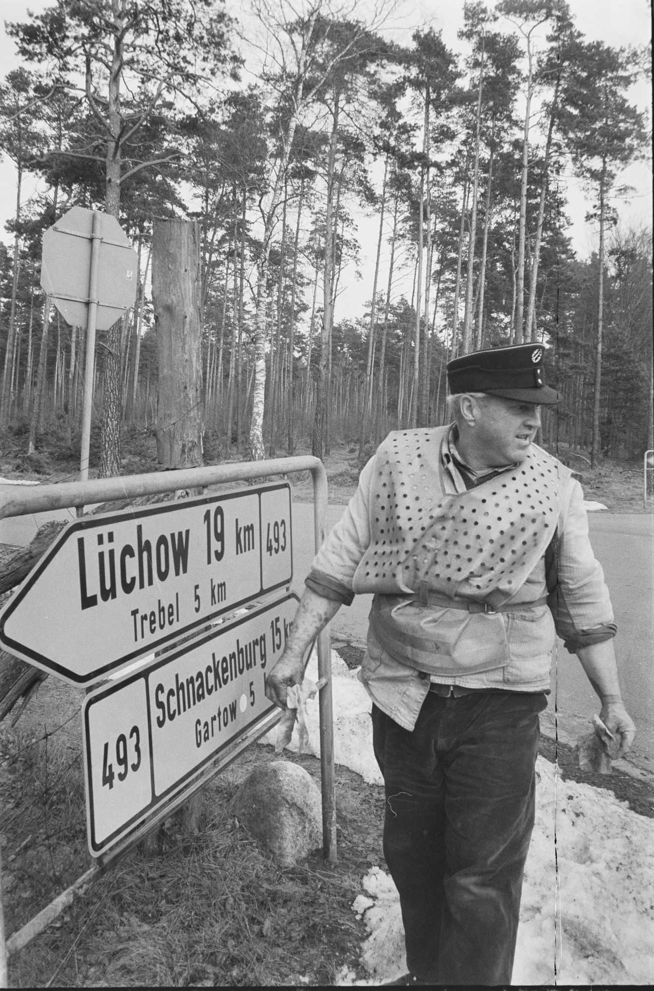 Die Standortentscheidung hatte keinen wissenschaftlichen Hintergrund. Gorleben liegt am östlichen Rand Niedersachsens. Es war eine Provokation der BRD gegenüber der DDR. Letztere hatte kurz zuvor entschieden, ein Endlager in Morsleben (an der Grenze zur BRD) zu errichten.