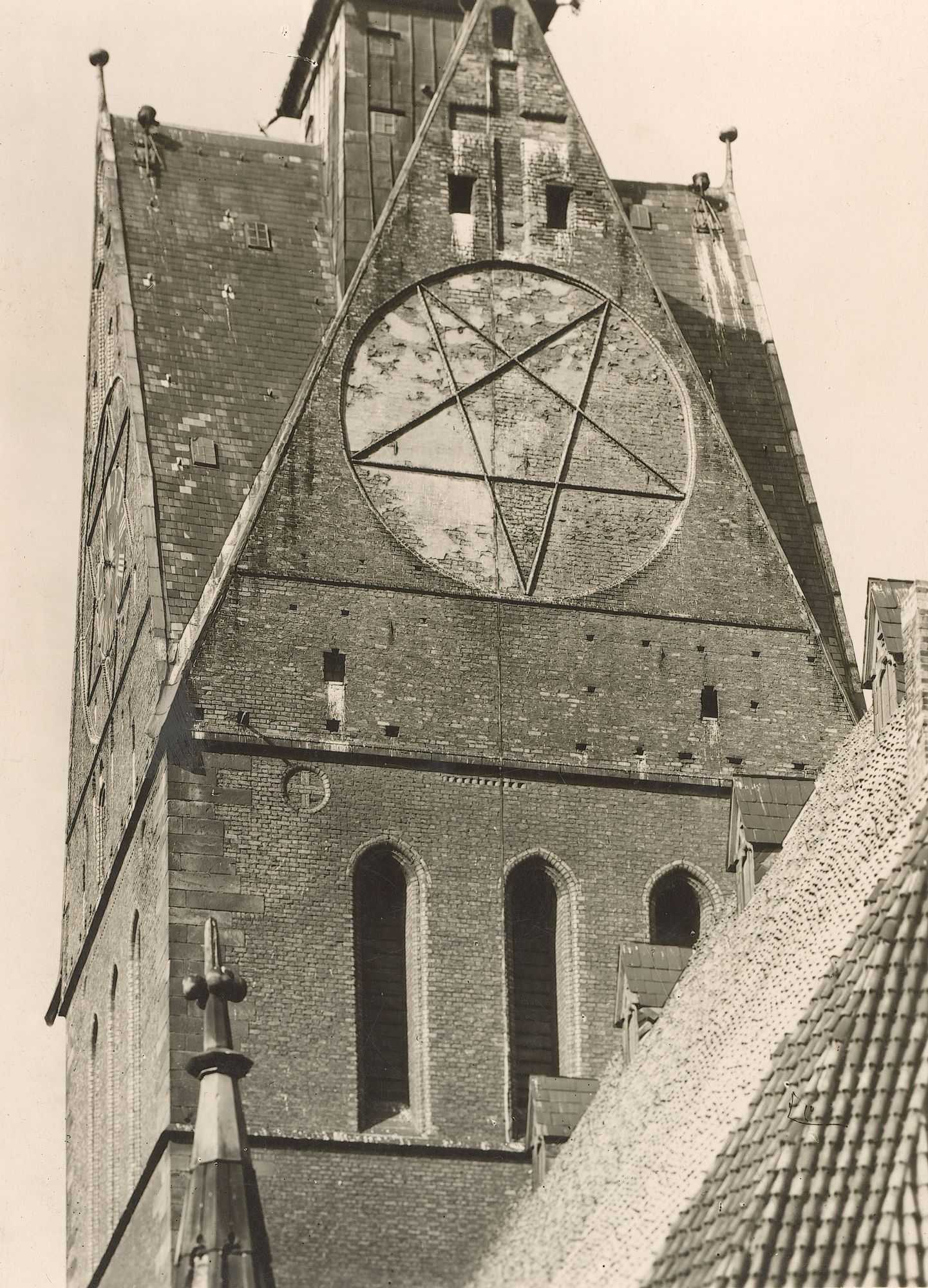 Auf der Ostseite des Turms befindet sich ein Pentagramm oder Drudenfuss. Nach Osten ausgerichtet, stand das Pentagramm im 14. Jahrhundert für die Erlösung der Menschen durch Jesu Christi. Die fünf Spitzen des Sterns stehen für die fünf Wunden Jesu am Kreuz.