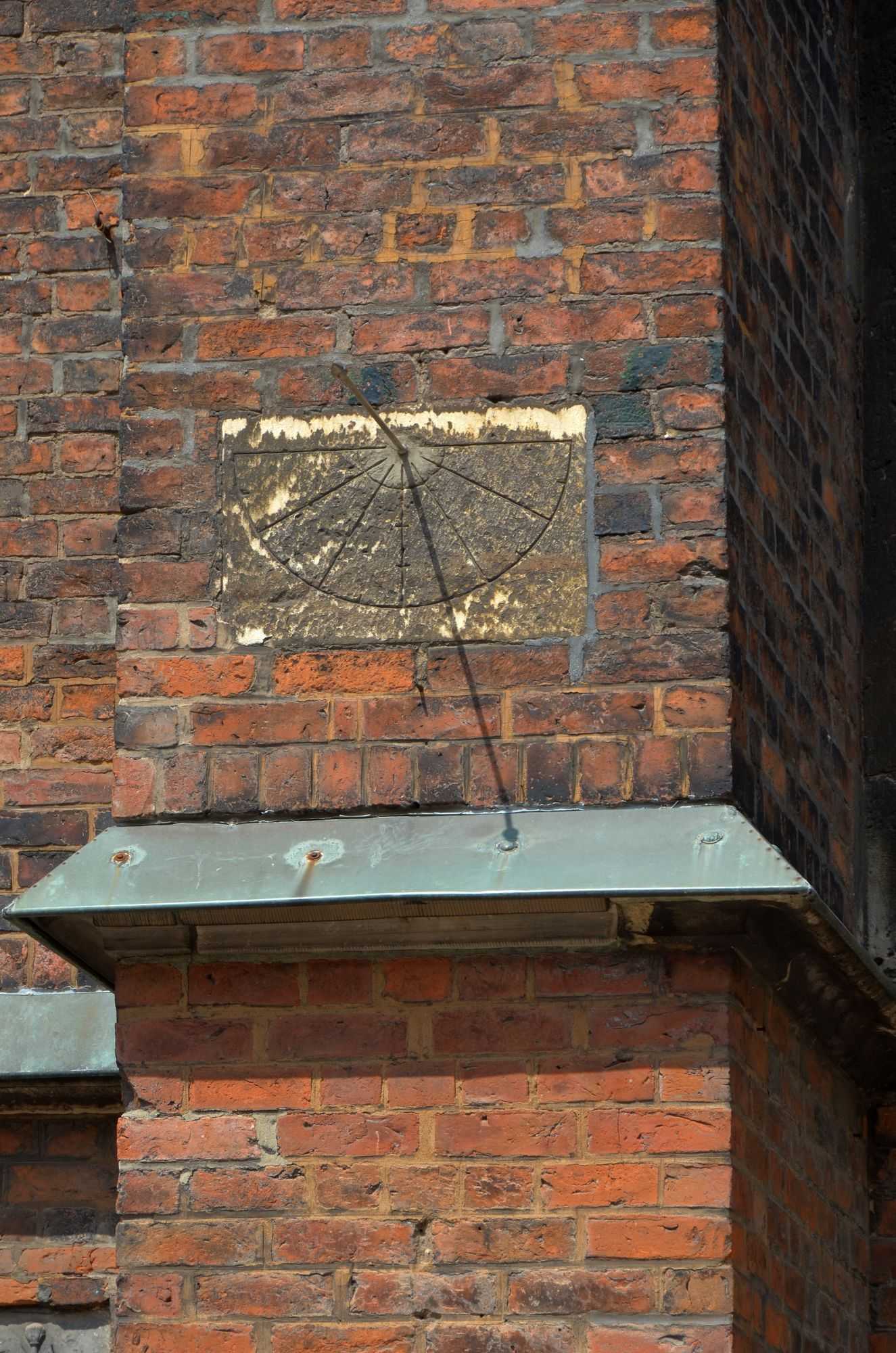 Auf der zum Rathaus ausgerichteten Seite des Kirchenschiffes befindet sich links vom Südportal eine Sonnenuhr aus dem 13. Jahrhundert. Sie zeigt keine Uhrzeiten, sondern die sechs Gebetszeiten des christlichen Tages an.