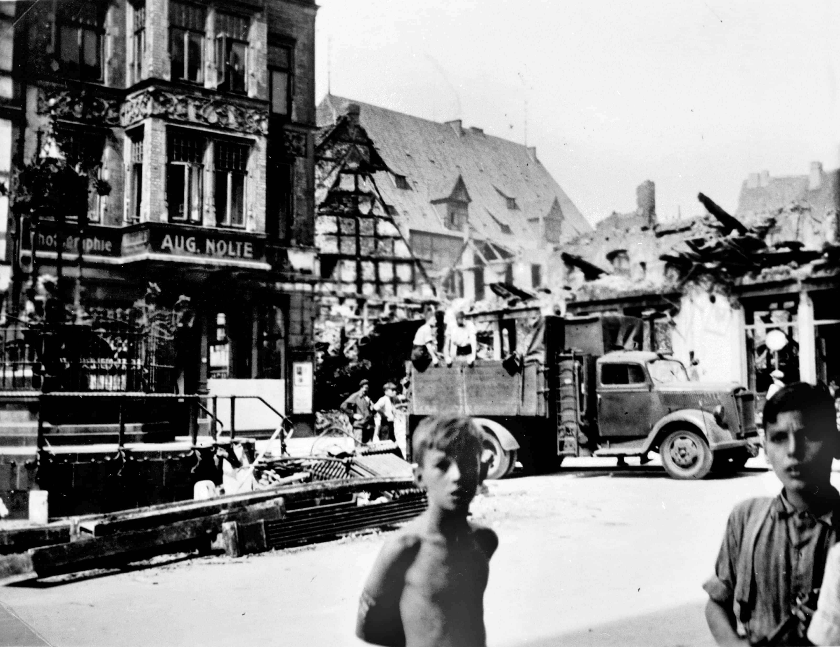 Die Innenstadt und das Gebäude der Oscar Winter Eisenwarengroßhandlung wurden im Zweiten Weltkrieg stark beschädigt und zerstört. Der Holzmarktbrunnen blieb größtenteils intakt.