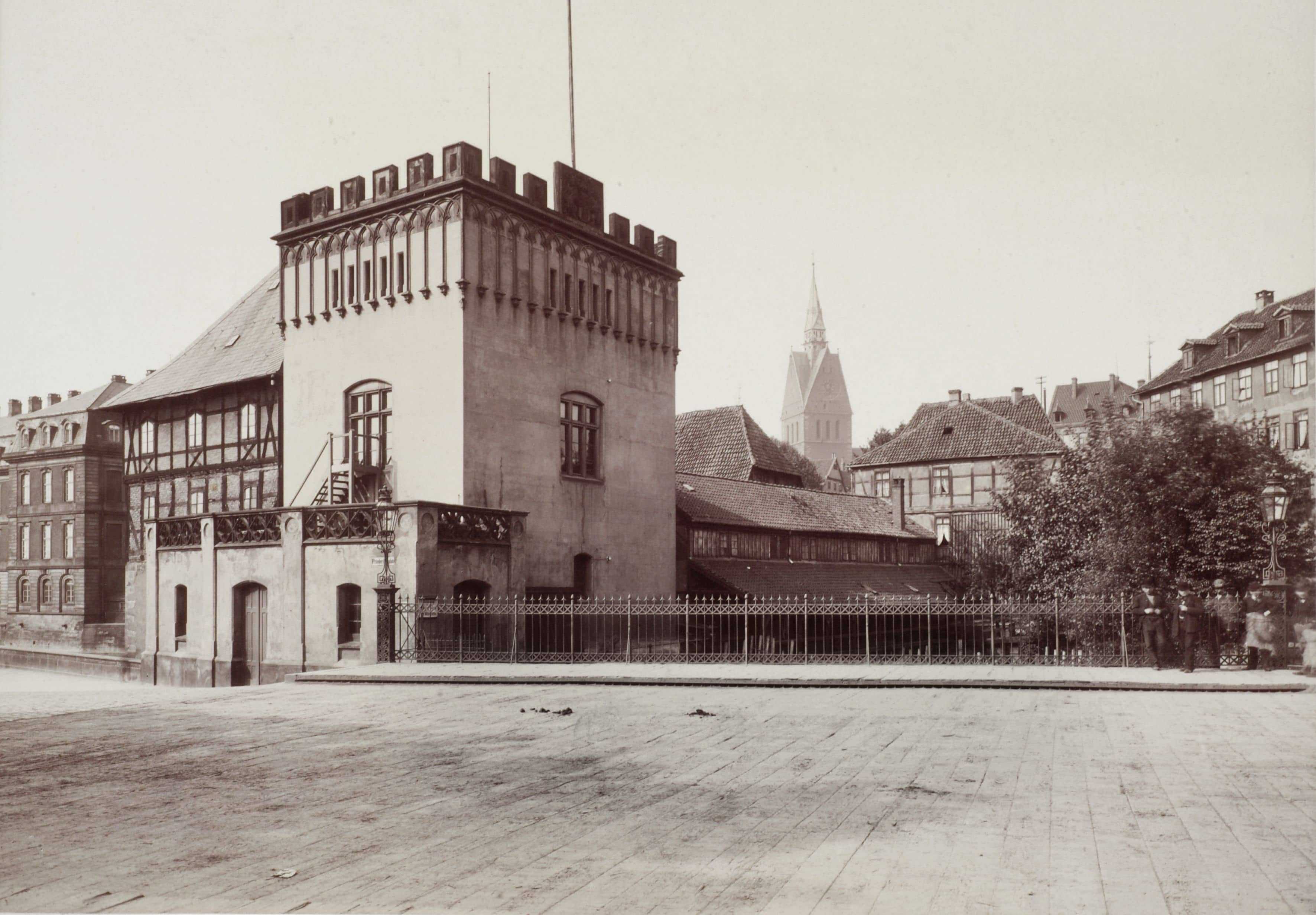 1895 erwarb die Stadt Hannover die Fläche des Friederikenplatzes vor dem Leineschloss, um einen Neubau für die Brauchwasserversorgung der Stadt zu errichten. Hierzu wurde die Klickmühle abgebrochen, ebenso die 1847 bis 1850 von August Heinrich Andreae neu gestaltete Wasserkunst.