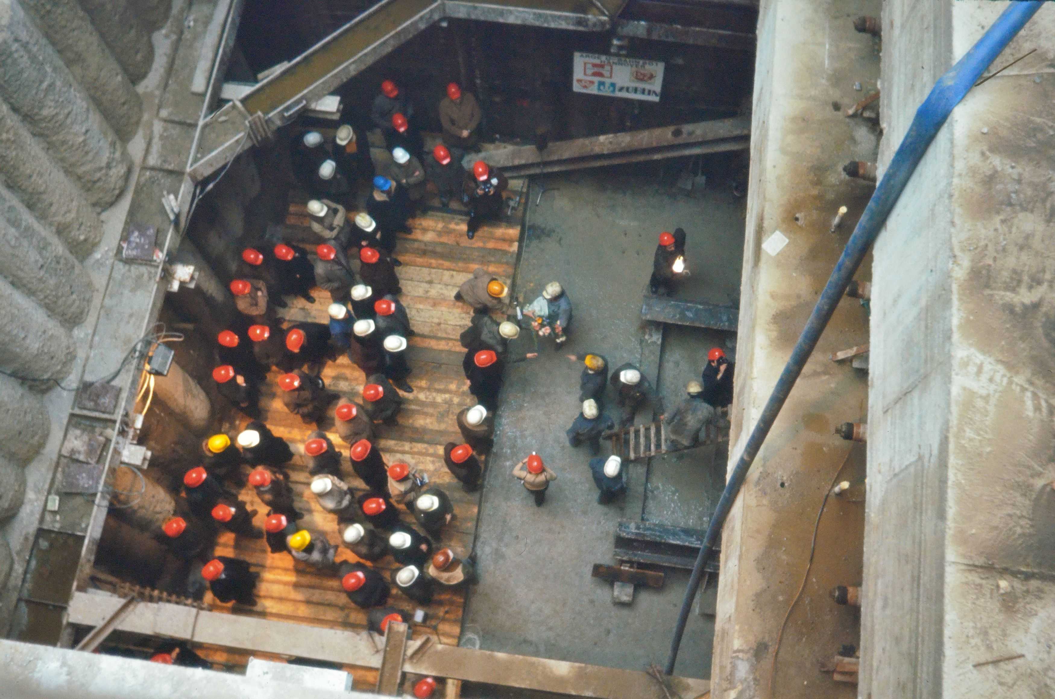 Zwischen 1968 und 1972 wurde die U-Bahn vom Hauptbahnhof zum Lister Platz gebaut. Unter dem Weißekreuzplatz verläuft heute ein U-Bahntunnel. Damals war dies ein gewaltiges Projekt, aus dem die heutige Lister Meile hervorgegangen ist. Der Platz wurde schließlich nach dem Ende der Bauarbeiten in den Jahren 1980-81 neugestaltet und 2009 nochmal teilweise umgestaltet.