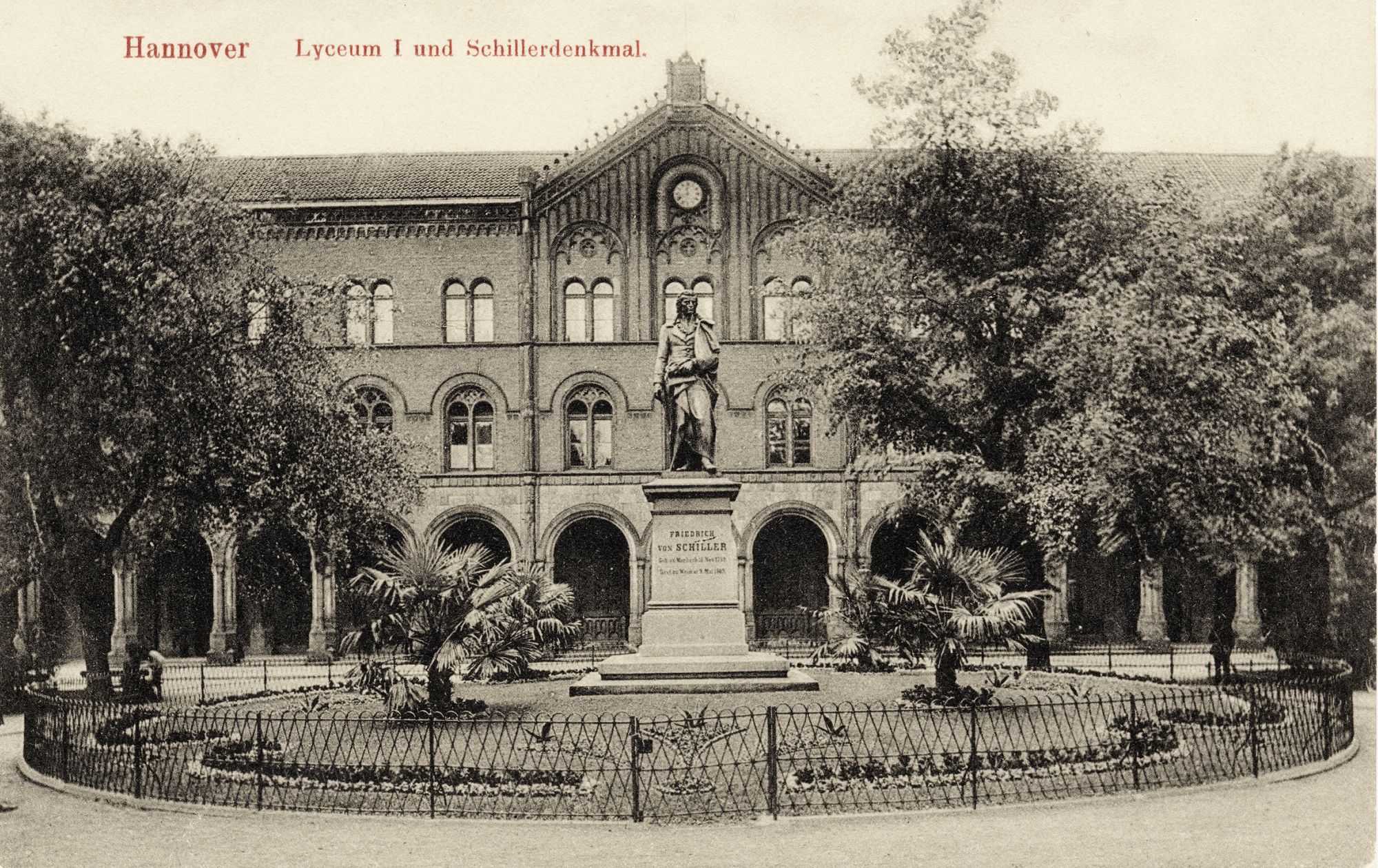 Das Schillerdenkmal wurde 1863 aufgestellt und ehrt den Dichter Friedrich Schiller. Denkmalsockel und die Statue bestehen aus Bronze. Der Tag der Aufstellung ist im Sockel festgehalten, der 9. Mai, der auch Schillers Todestag ist.