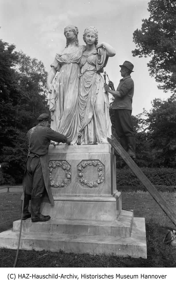 Die Annexion Hannovers durch Preußen im Rahmen des Deutsch-Deutschen Krieges 1866 missfiel vielen Hannoveranern, weshalb der preußische König (später deutscher Kaiser) Wilhelm II. die Kopie des Denkmals anfertigen ließ. Als Zeichen der Versöhnung schenkte er es Hannover. Die Botschaft des Denkmals ist dabei ganz besonders: Eine hannöversche und eine preußische Königin als Schwestern stellen die gewünschte Versöhnung Hannovers und Preußens dar.