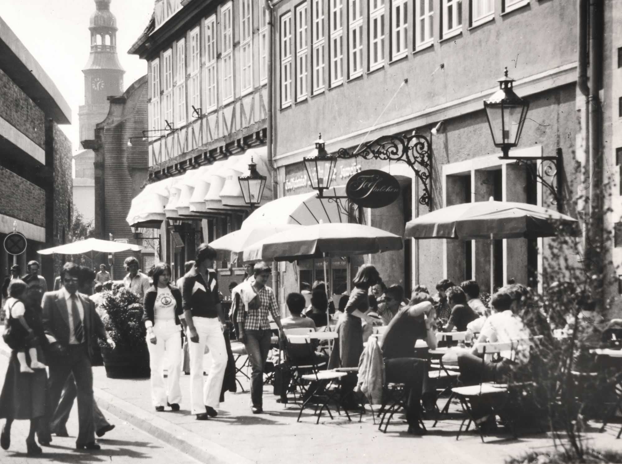 Die Altstadt bot nach dem Zweiten Weltkrieg für die Menschen wenig Reize. 1969 wird deshalb Martin Neuffler als Imagepfleger eingesetzt. Er setzt zur Wiederbelebung der Altstadt auf Straßenkunst, Flohmarkt und Altstadtfest.