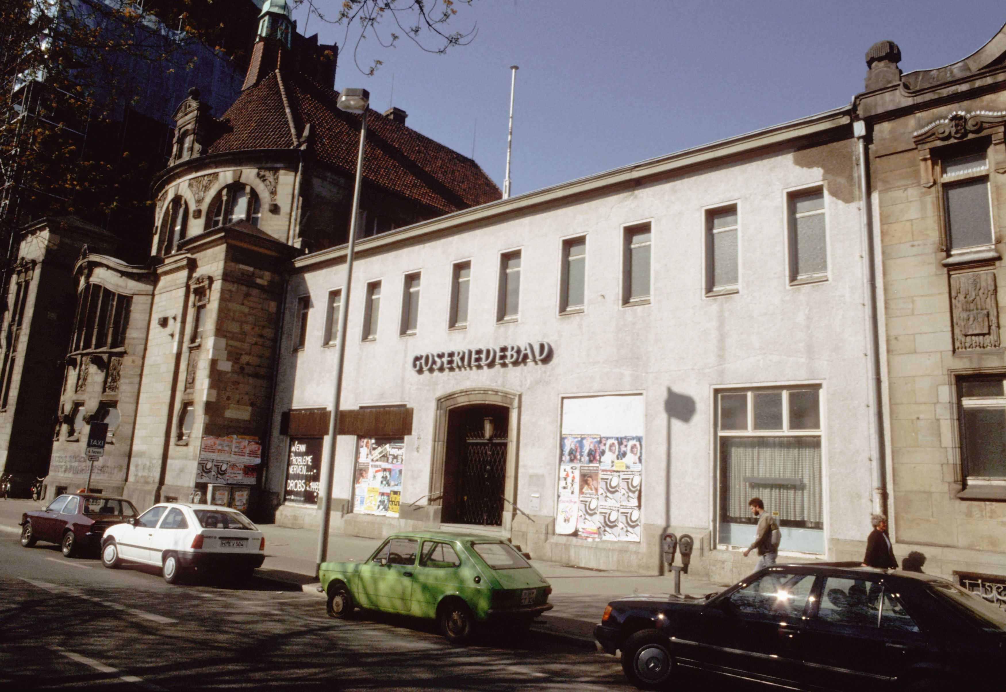 Im Jahr 1982 wurde das Goseriedebad geschlossen. Die Kosten waren zu hoch. Zudem wurden in den 1960er und 1970er Jahren viele Hallenbäder in den Stadtteilen errichtet. Der Bedarf nach einer zentral gelegenen Badeanstalt in der Innenstadt sank damit sowohl für das Schulschwimmen, als auch für den Freizeit- und Sportbereich. Der benachbarte Madsack-Konzern (Anzeiger Hochhaus) kaufte das Gebäude im Jahr 1988. In die ehemalige Halle I. zog Radio FFN ein. Die Halle II. wurde 1997-99 in ein Ausstellungshaus umgebaut und ist seitdem Sitz der Kestner Gesellschaft.